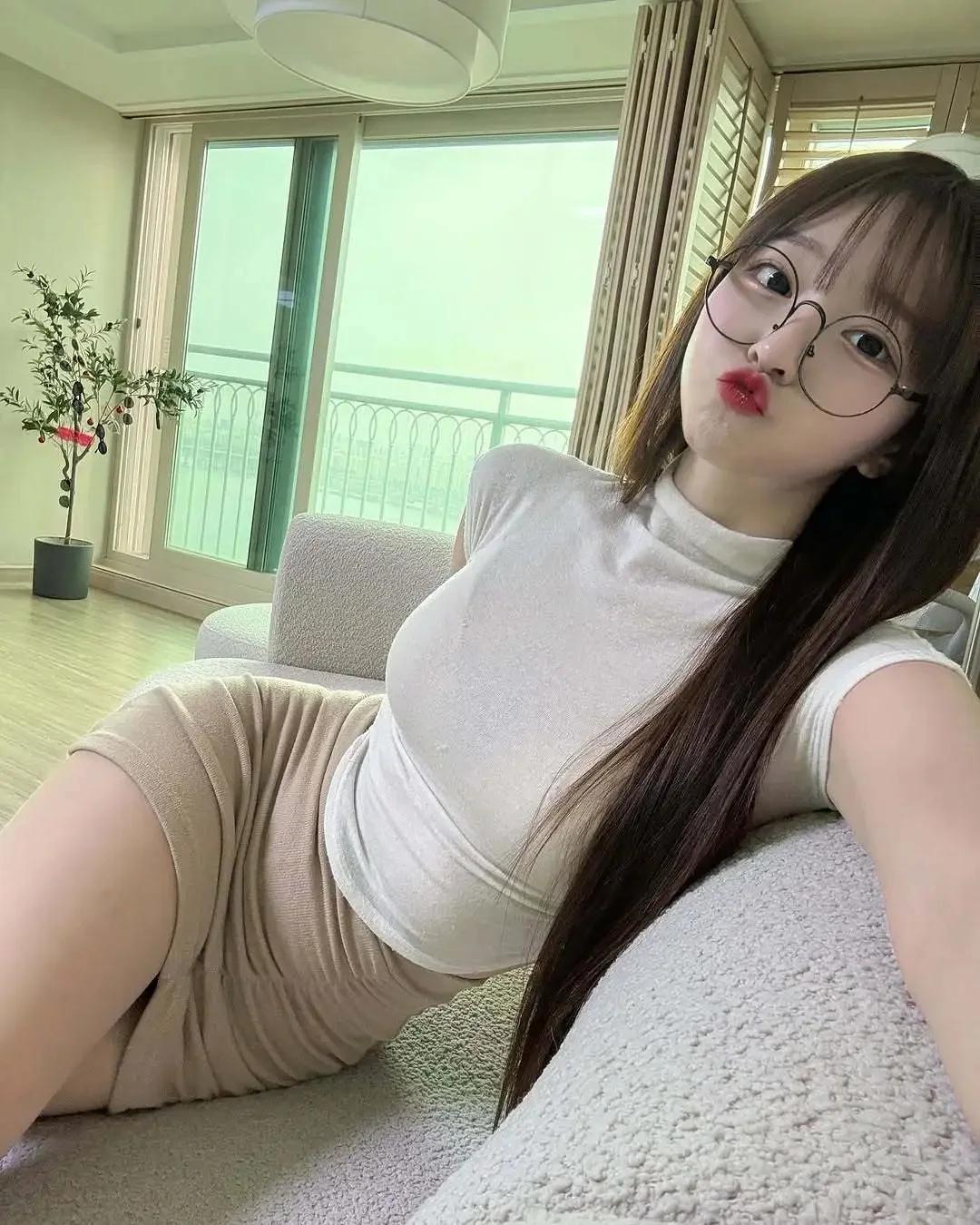 可爱萌妹，傲人身材