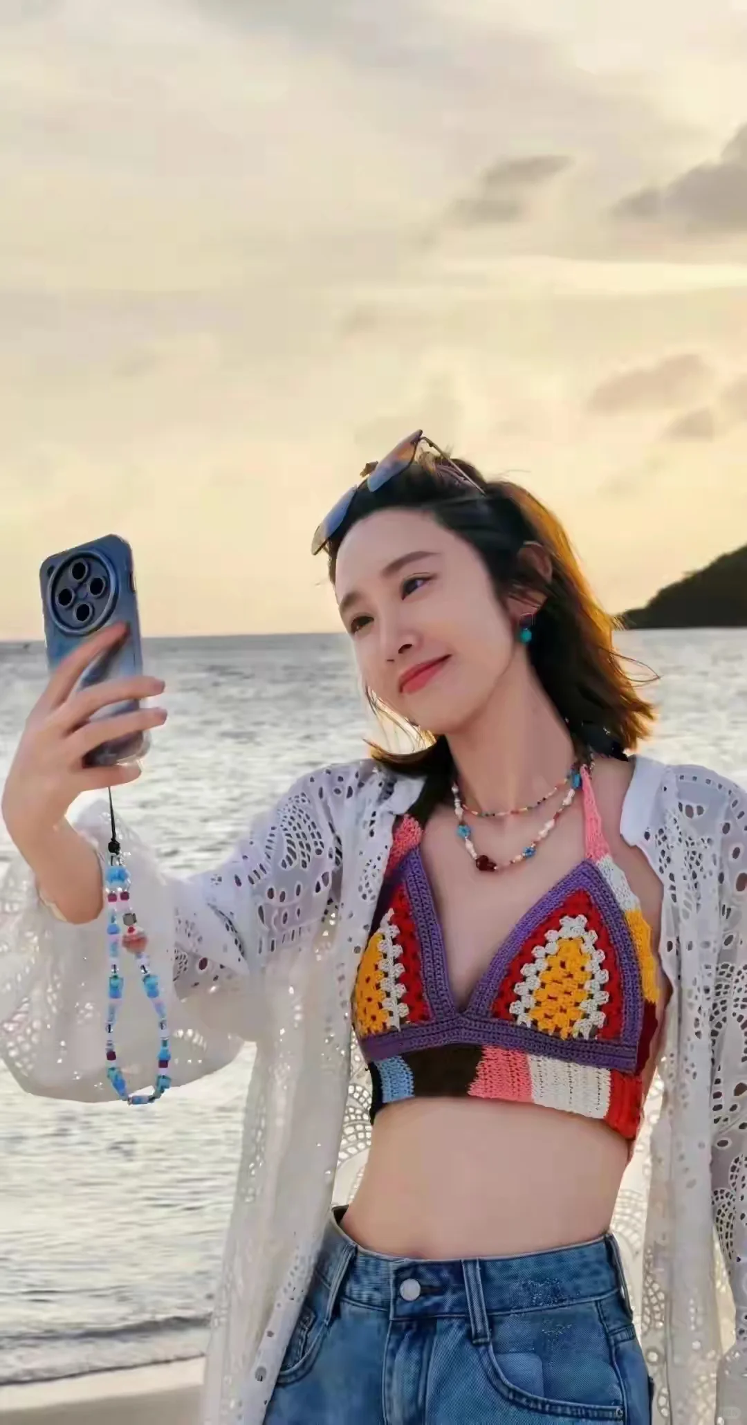 唐艺昕海边清凉穿搭，甜美性感，活力四射