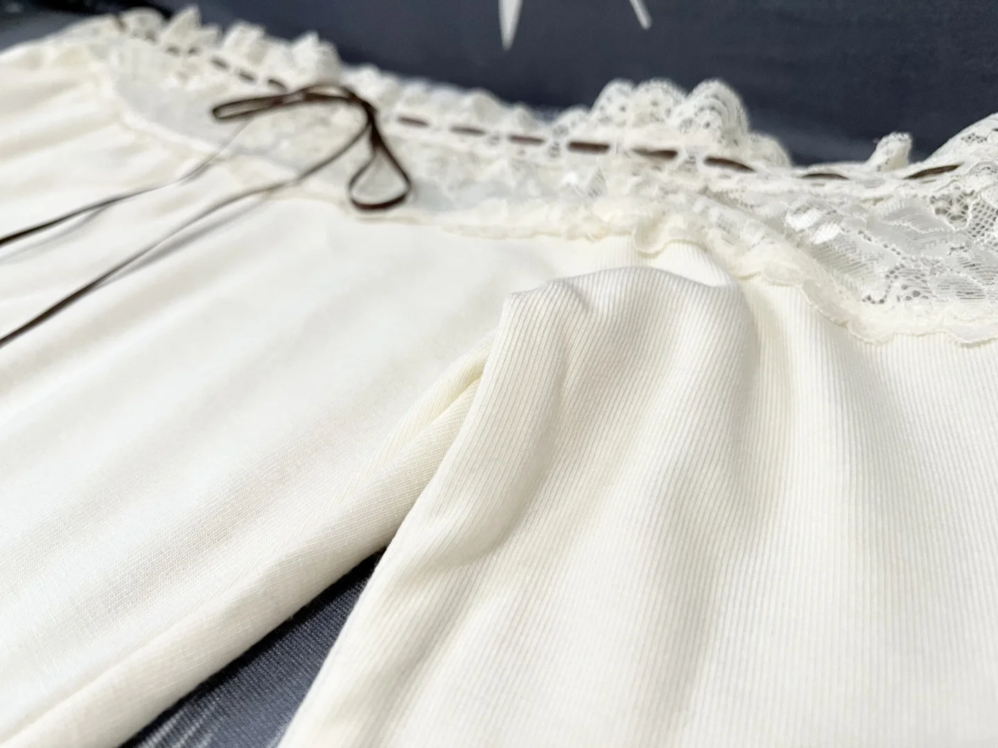 蕾丝边一字领上衣，全新闲置便宜出