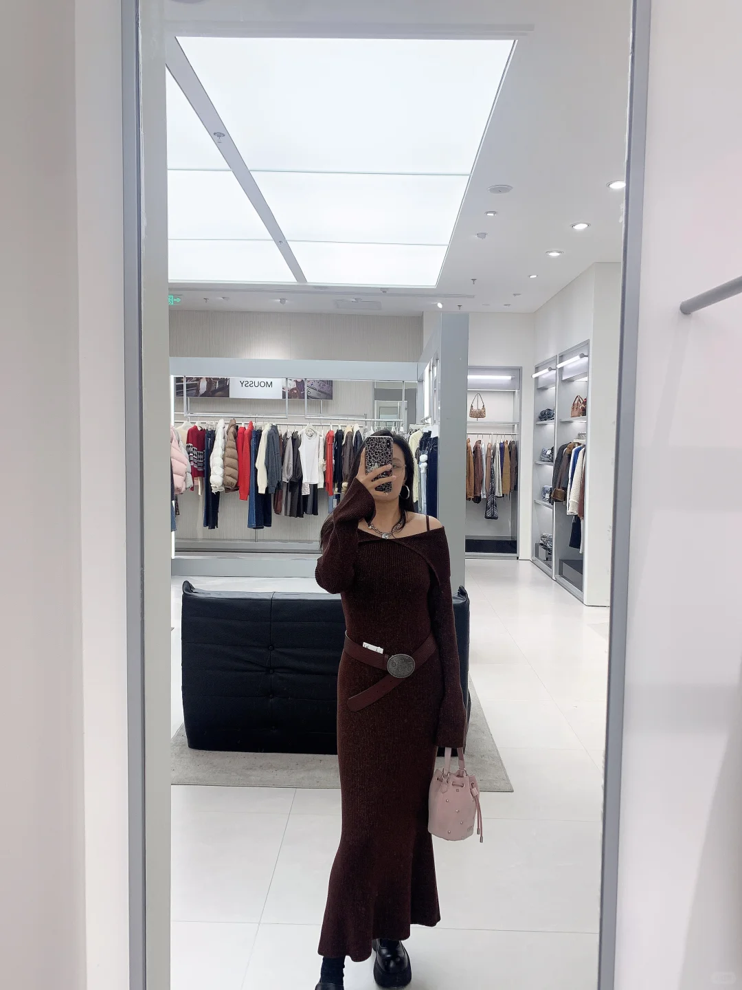 MOUSSY 展现好身材的利器～当然是包臀裙