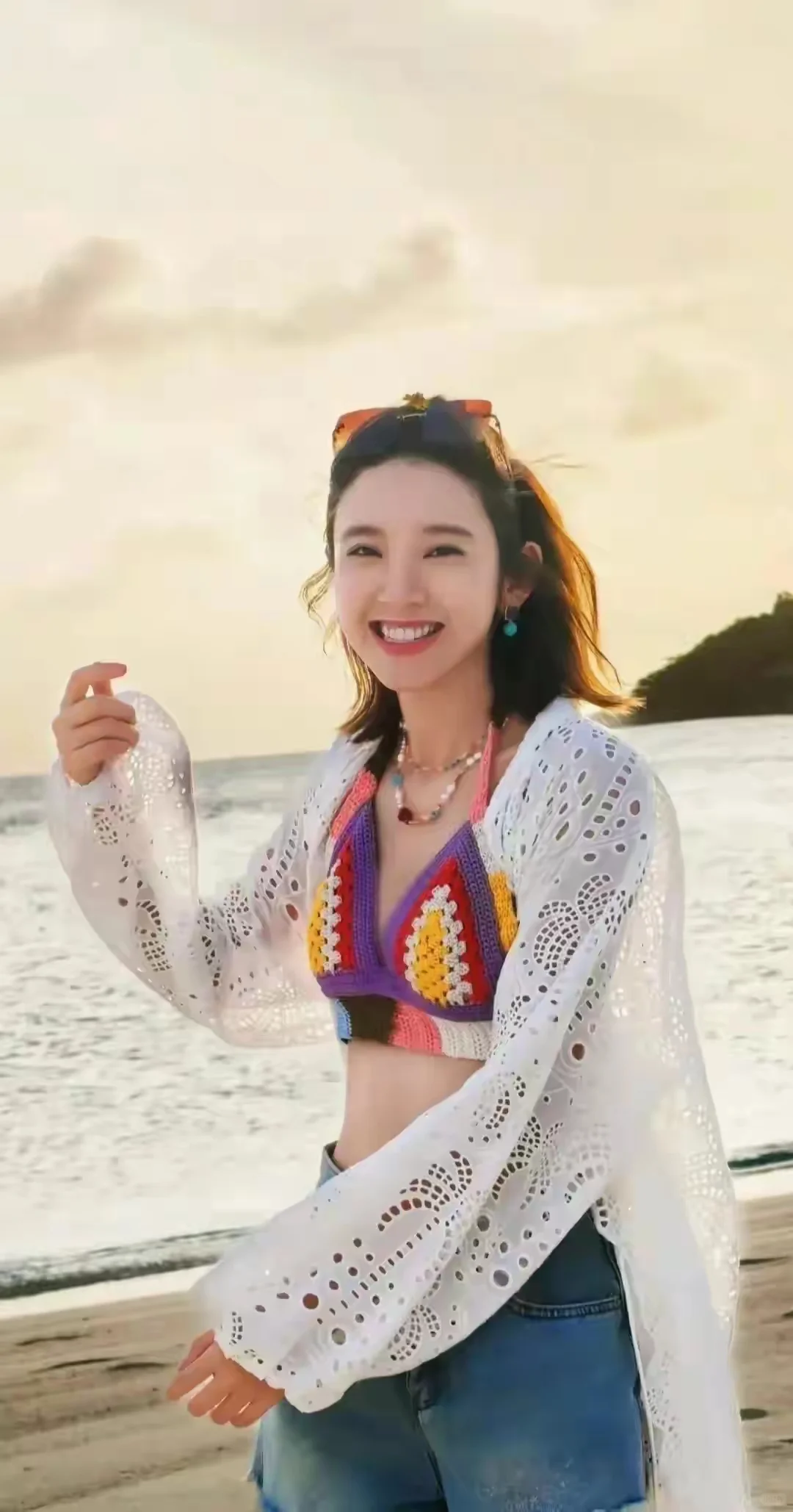 唐艺昕海边清凉穿搭，甜美性感，活力四射