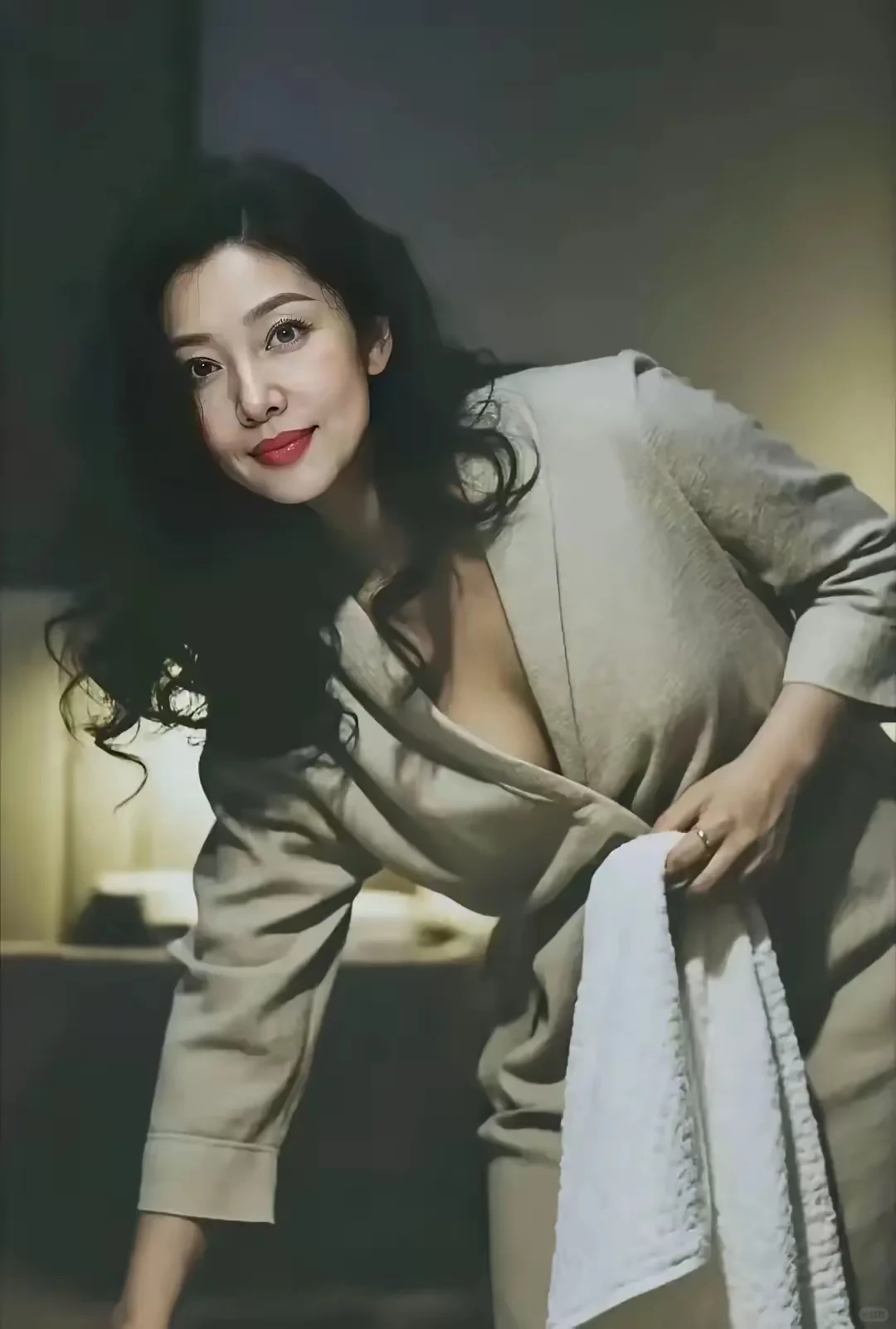 中年少女低领衫，暮岁熟妇惜旧梦。