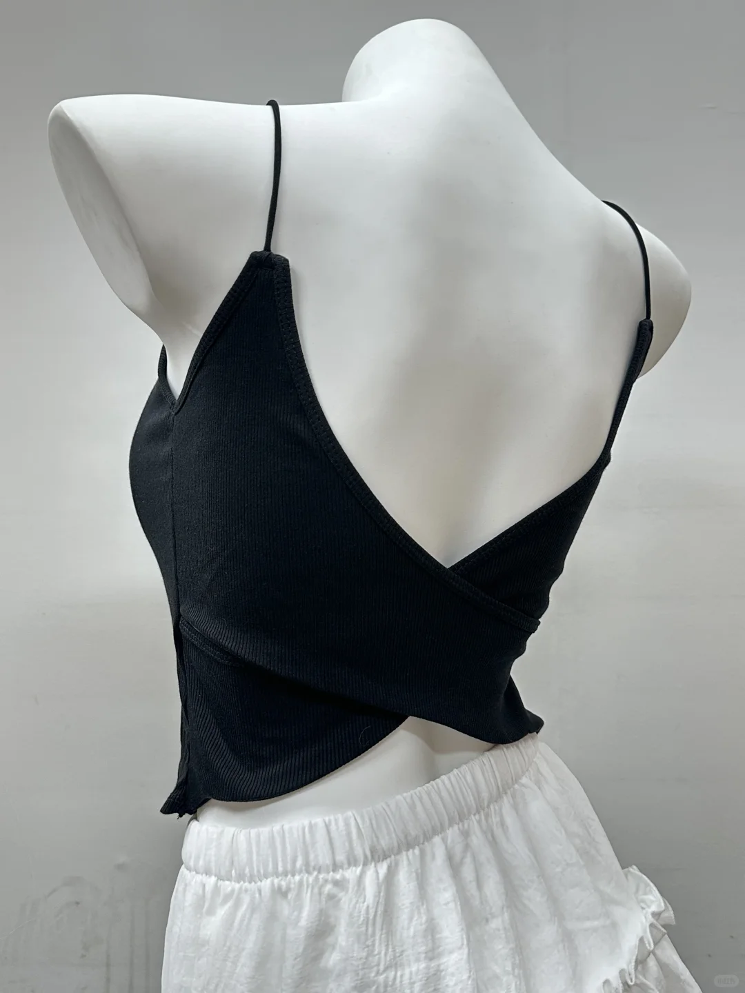 颜色基础款式就不基础的交叉吊带～