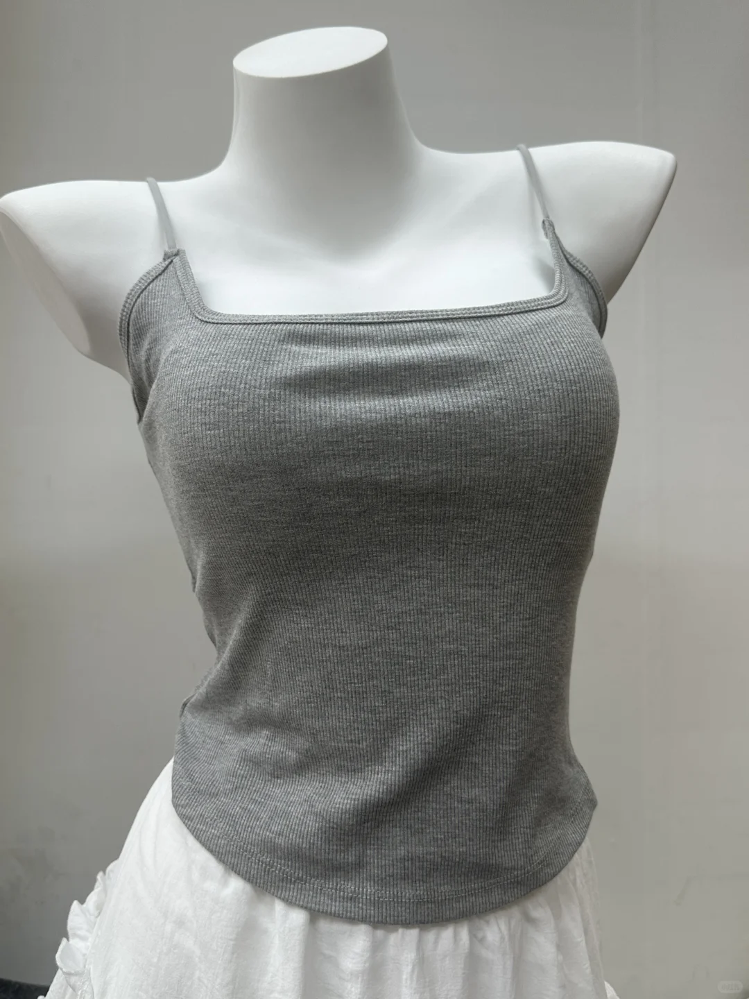 颜色基础款式就不基础的交叉吊带～