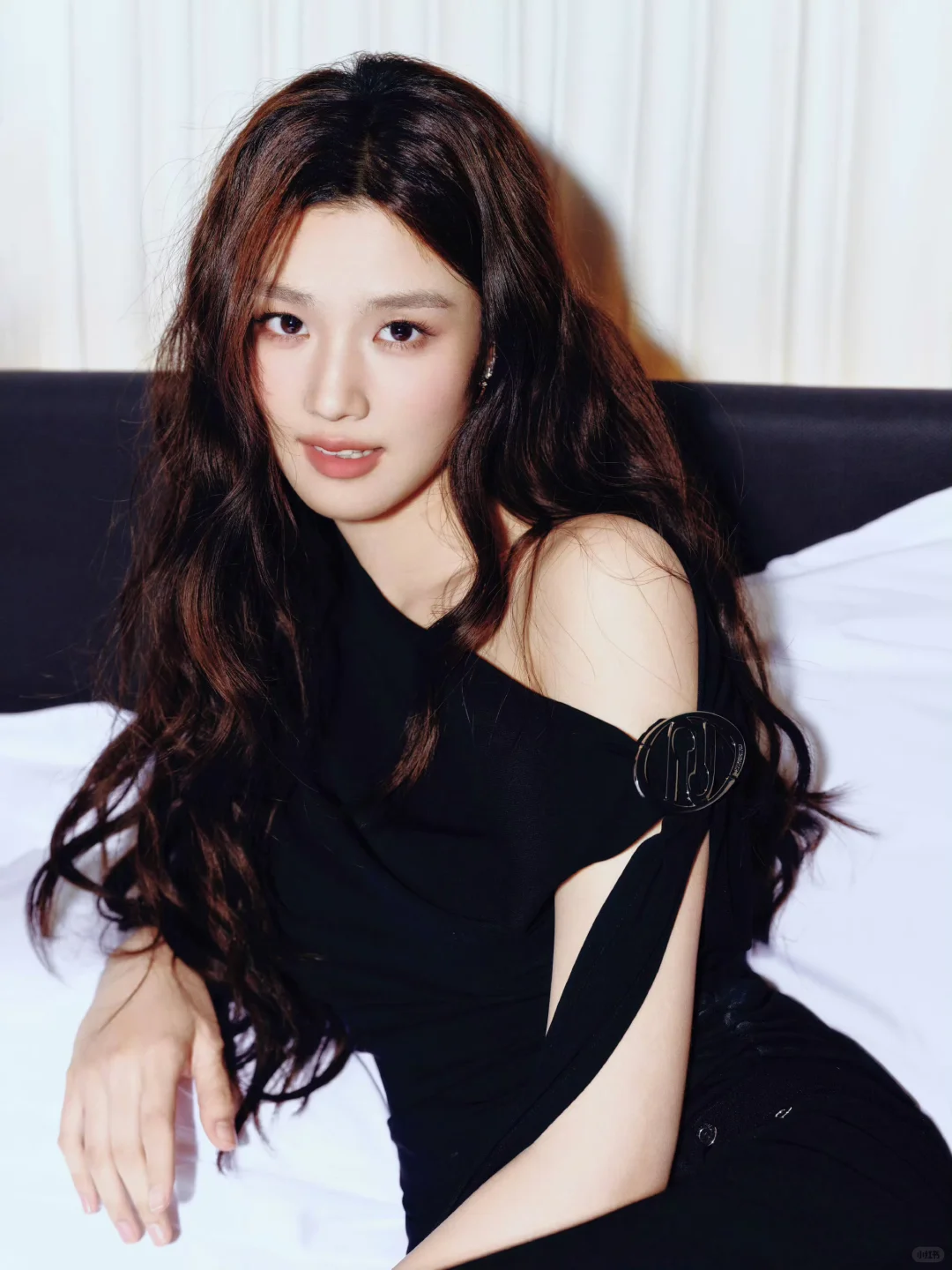 卢昱晓悦游晚宴造型，小露性感迷人