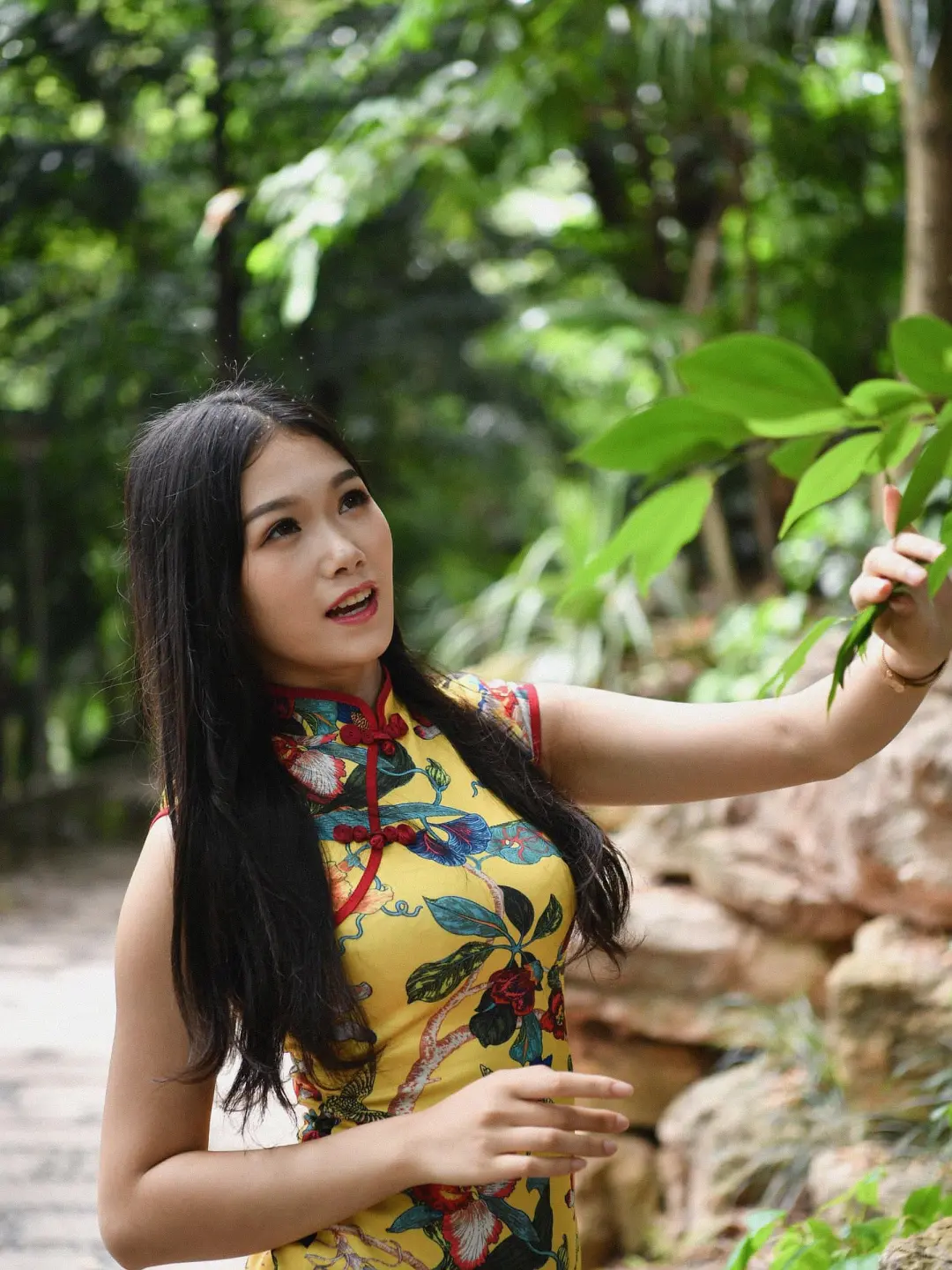 穿国风旗袍的姐姐，韵味十足