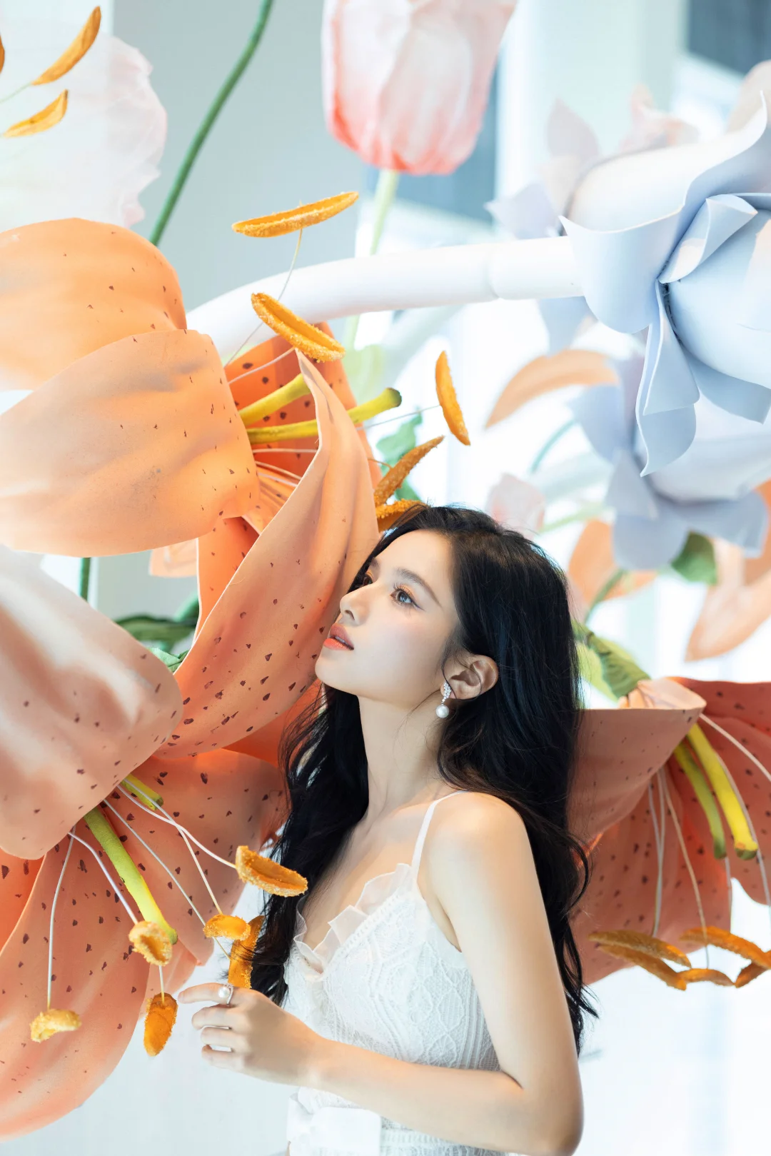 张婧仪｜兰蔻活动🤍清新大气的蕾丝白裙