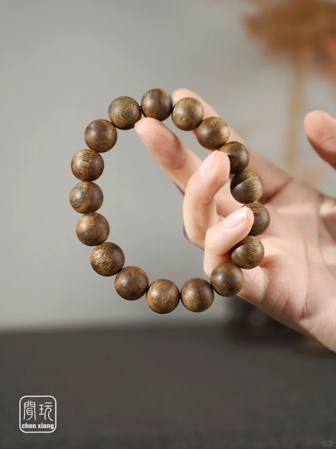 奶奶说，女子戴沉香手串既好看又有福气～
