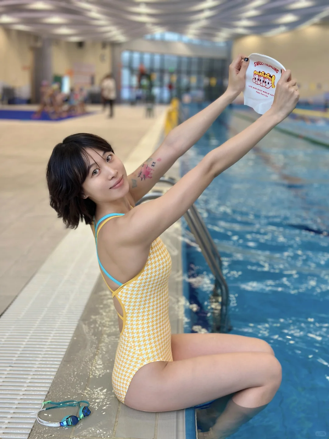 那个在泳池也看起来温柔的小姐姐🥹