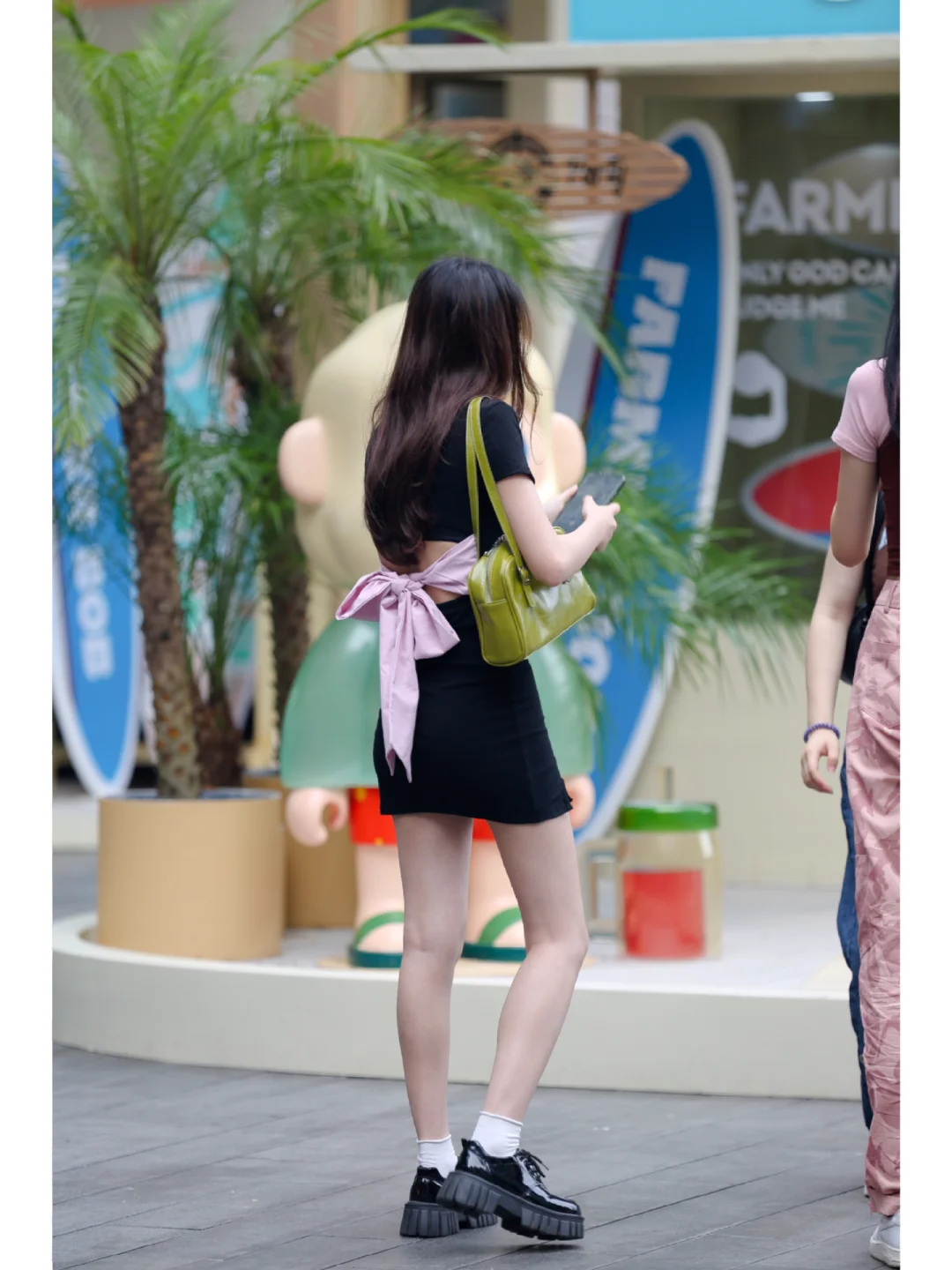 深圳街拍粉裙高跟小姐姐