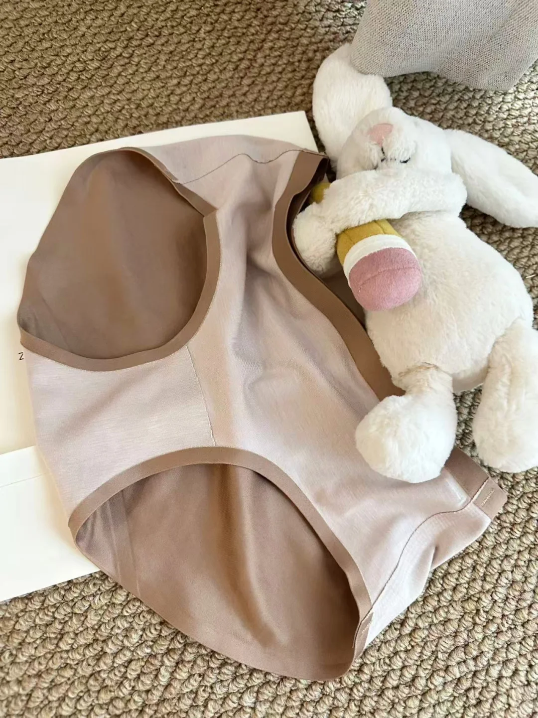 都在问瑜伽裤里面穿的什么