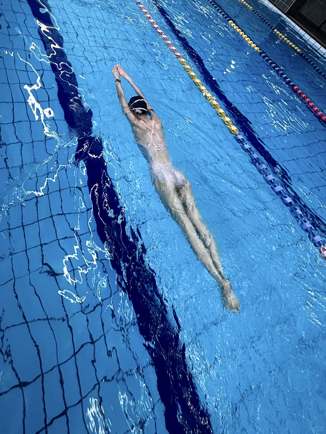 一组泳池拍照pose参考