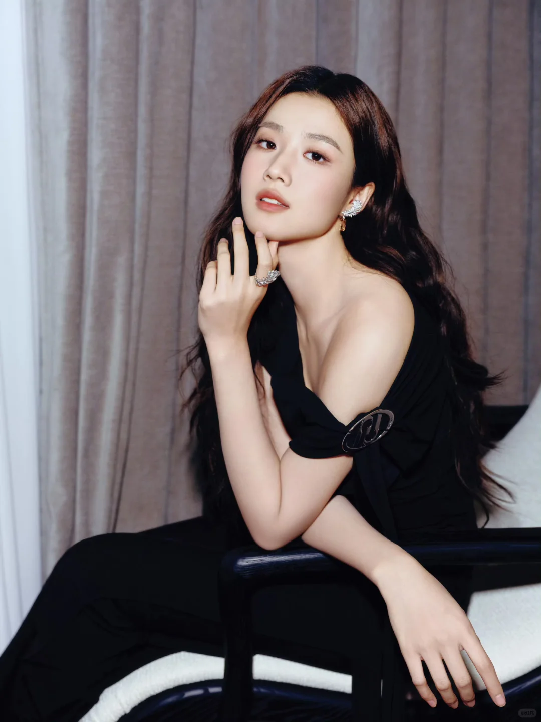 卢昱晓悦游晚宴造型，小露性感迷人