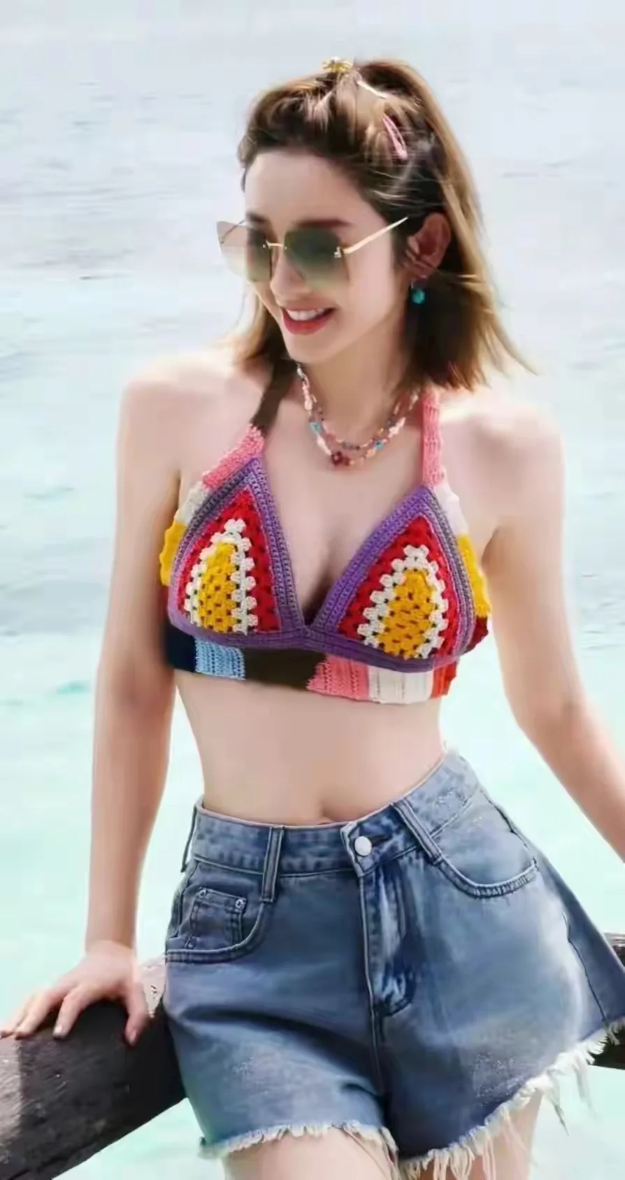 唐艺昕海边清凉穿搭，甜美性感，活力四射