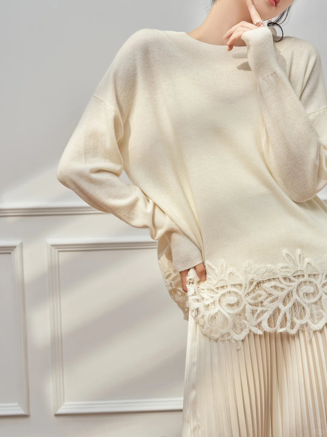 温柔到心巴的蕾丝拼接毛衣