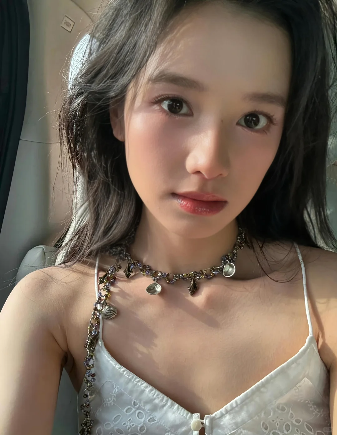 张婧仪，怼脸拍