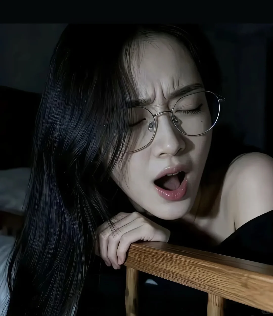 壁纸｜斯文眼镜妹