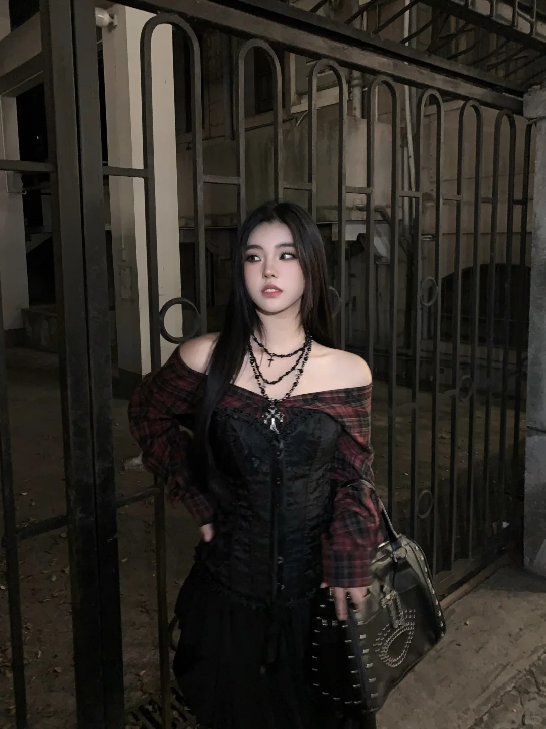 便宜衣服贵贵穿-胸衣衬衫叠穿哥特暗黑造型