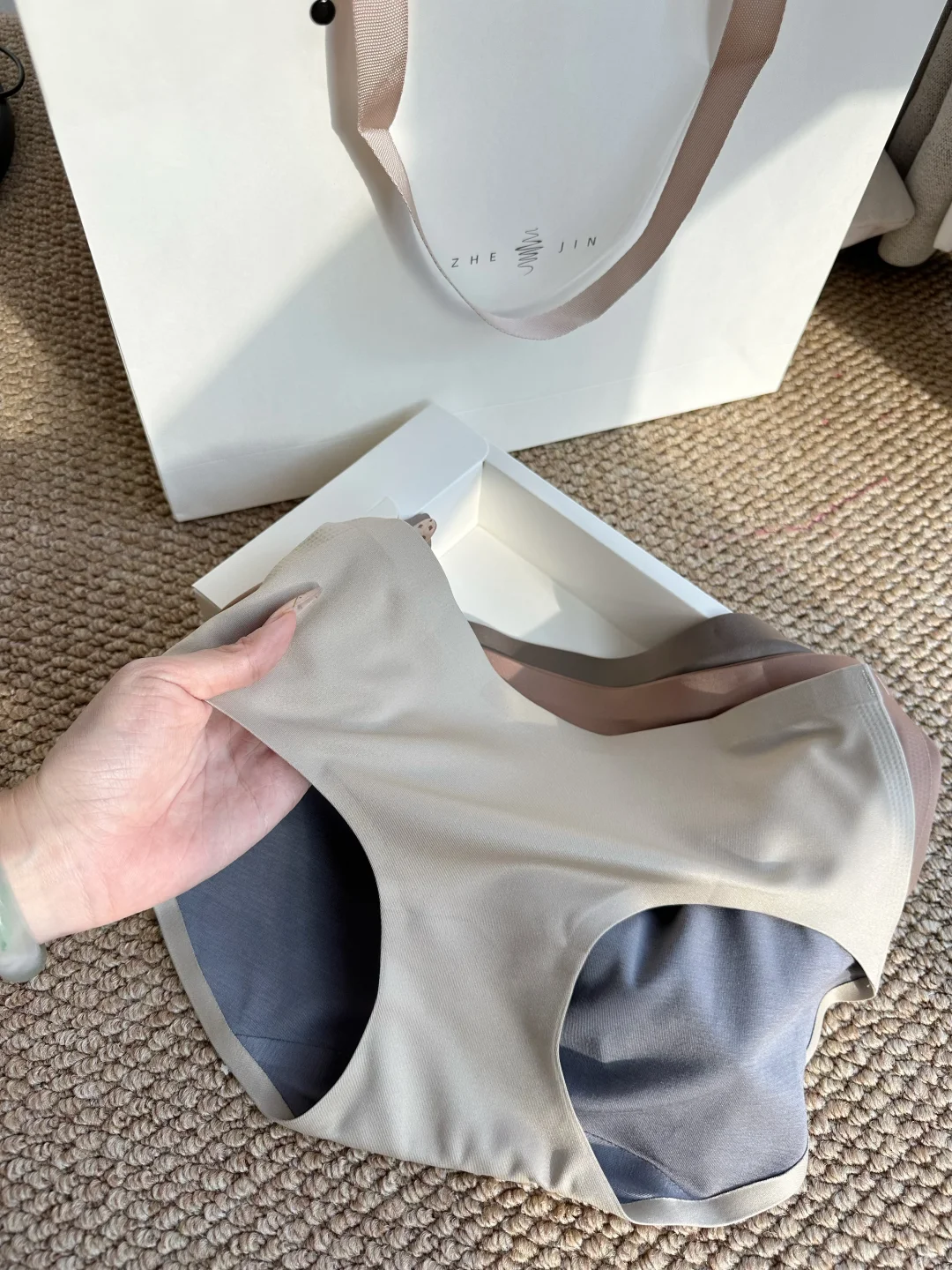 都在问瑜伽裤里面穿的什么