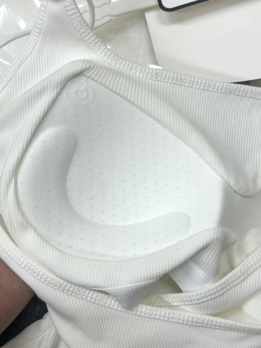 颜色基础款式就不基础的交叉吊带～