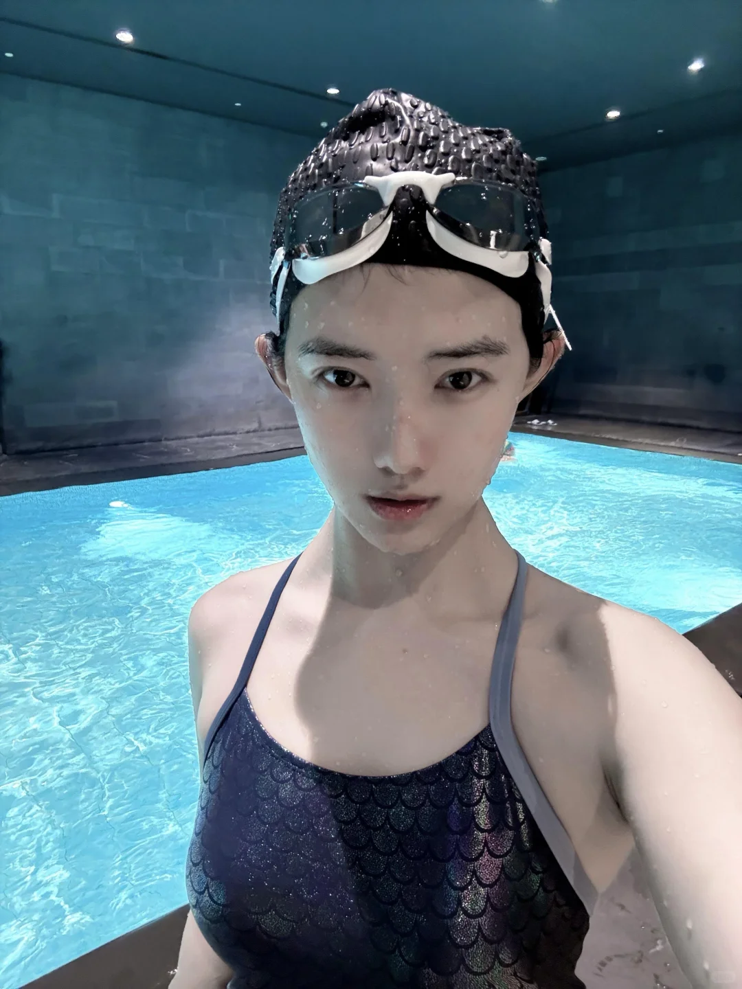 不是说戴上泳镜颜值下滑80%吗？