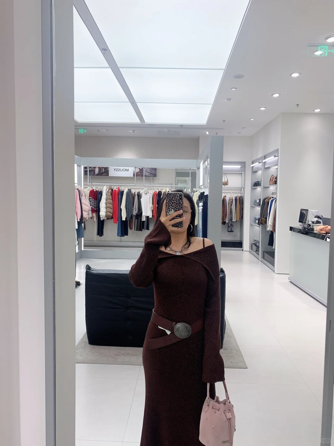 MOUSSY 展现好身材的利器～当然是包臀裙