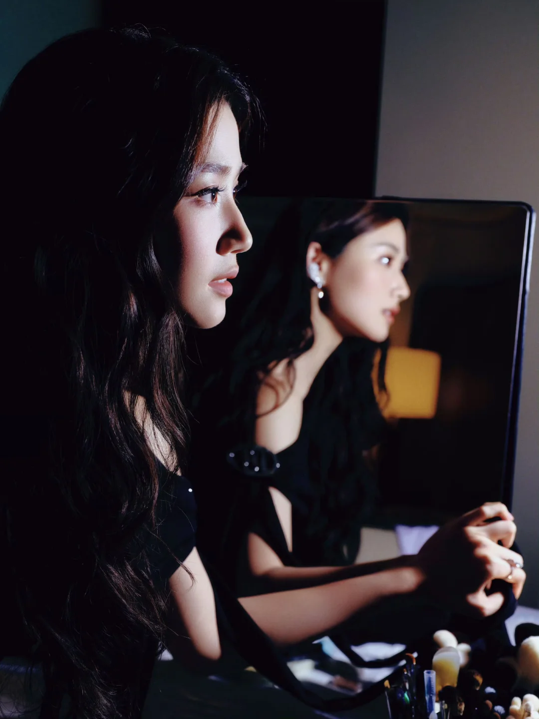 卢昱晓悦游晚宴造型，小露性感迷人