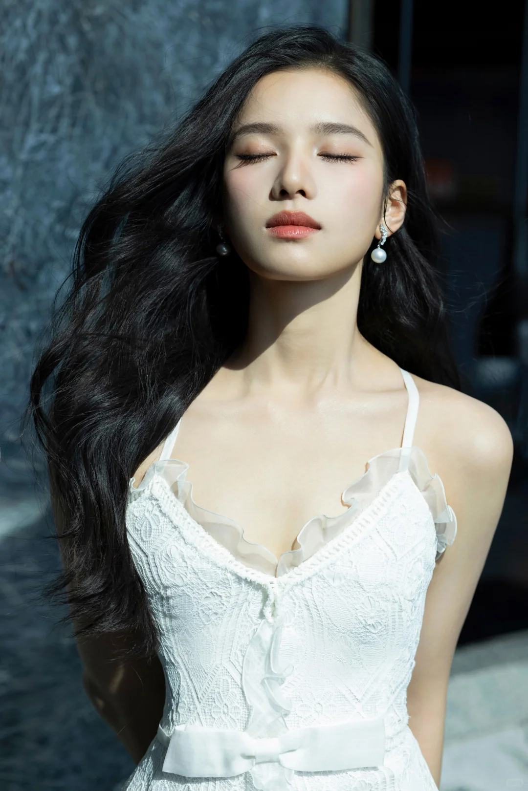 张婧仪｜兰蔻活动🤍清新大气的蕾丝白裙