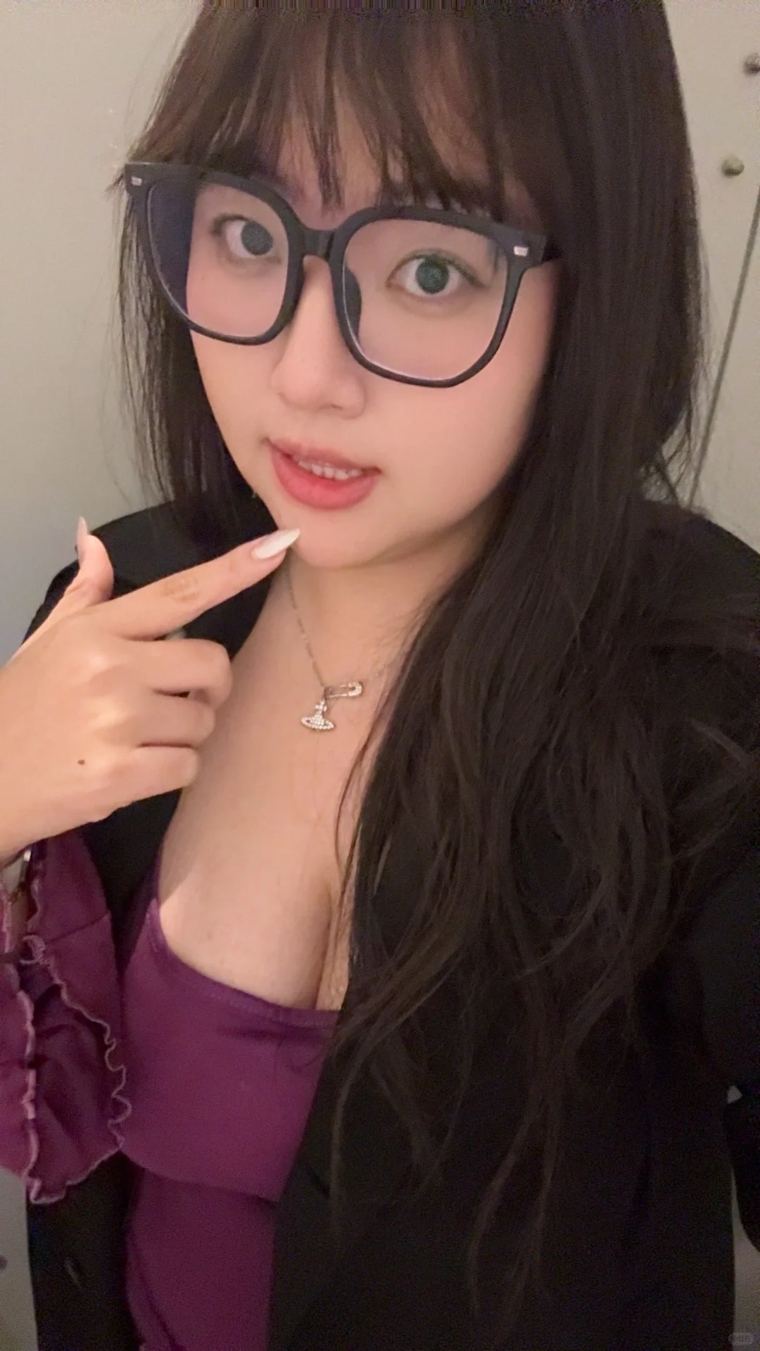 微胖女生穿紫内搭➕包臀裙