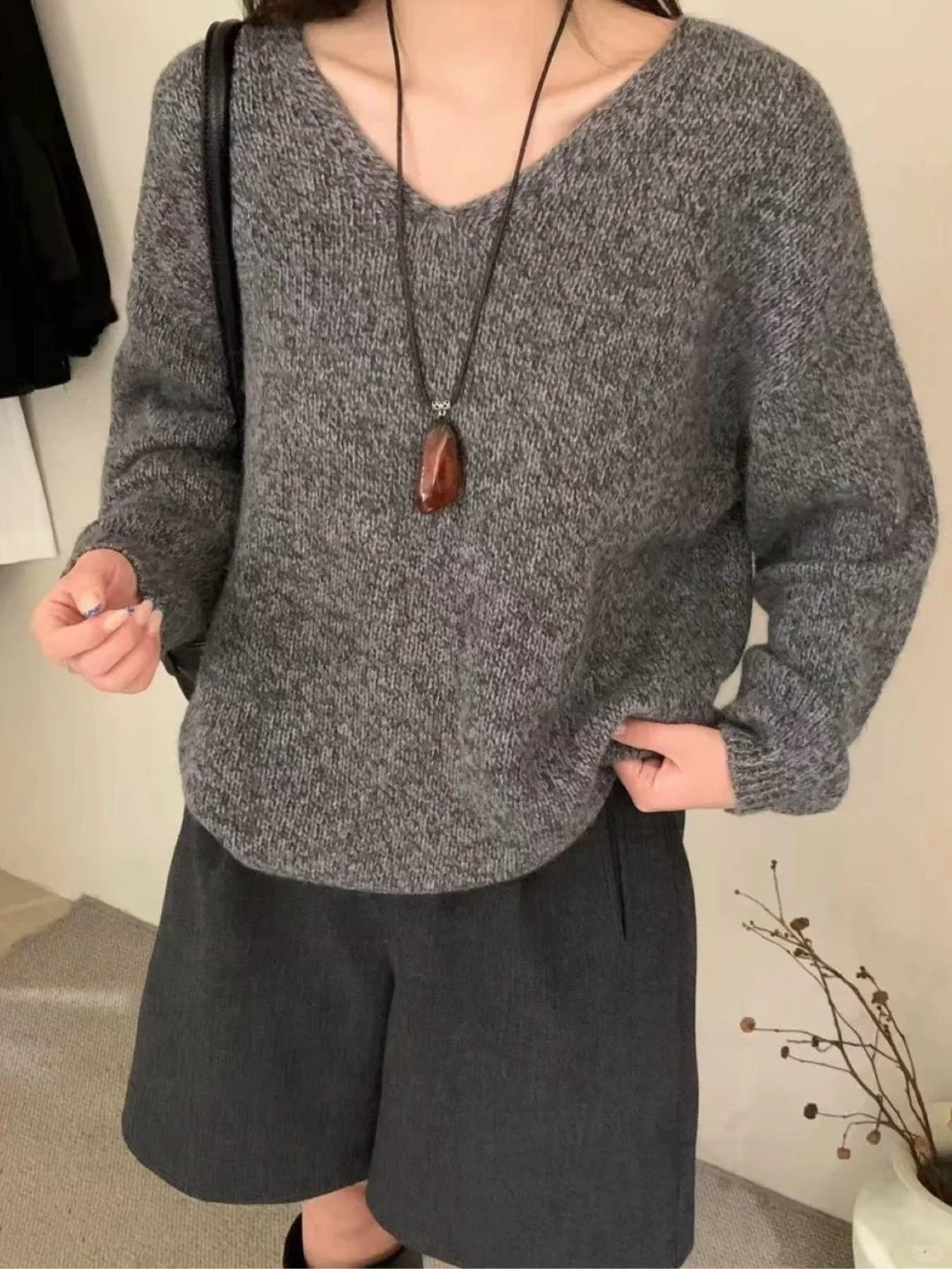 🖤慵懒感拉满！这件V领羊毛衫太好穿