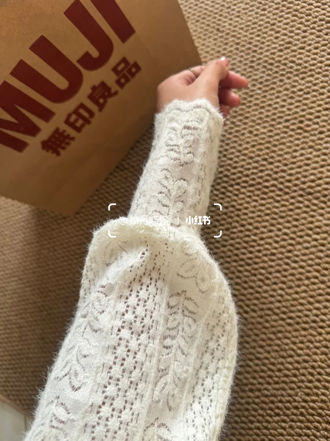 救命！这件蕾丝打底让普通外套秒变高级款✨