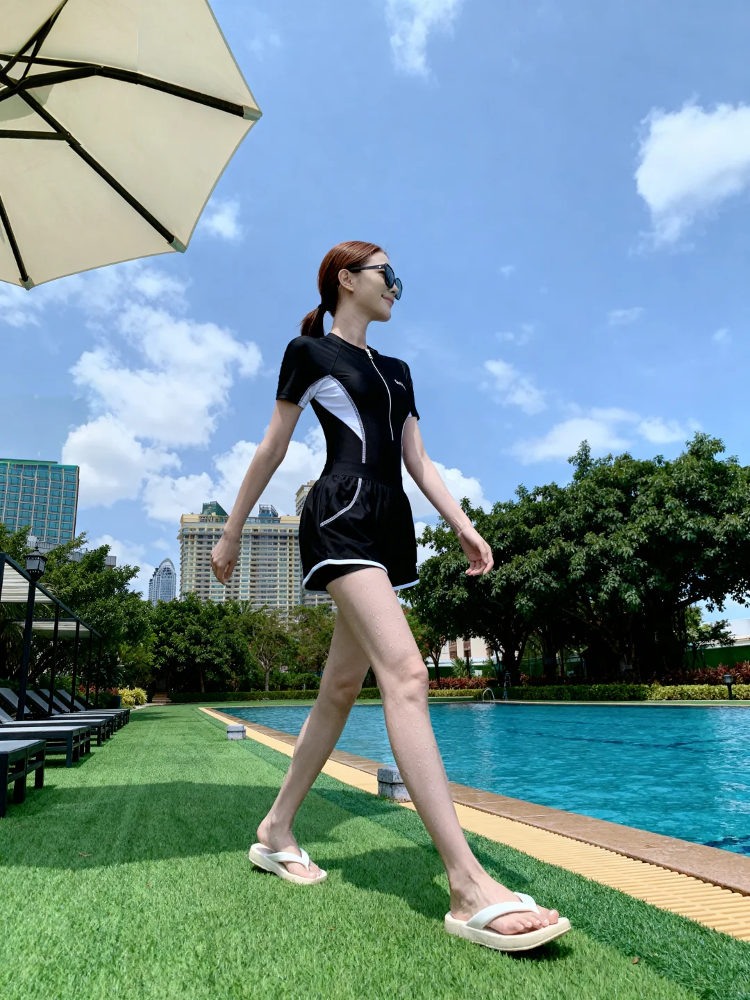 泳池边的松弛感密码！这件泳衣让我爱上游泳