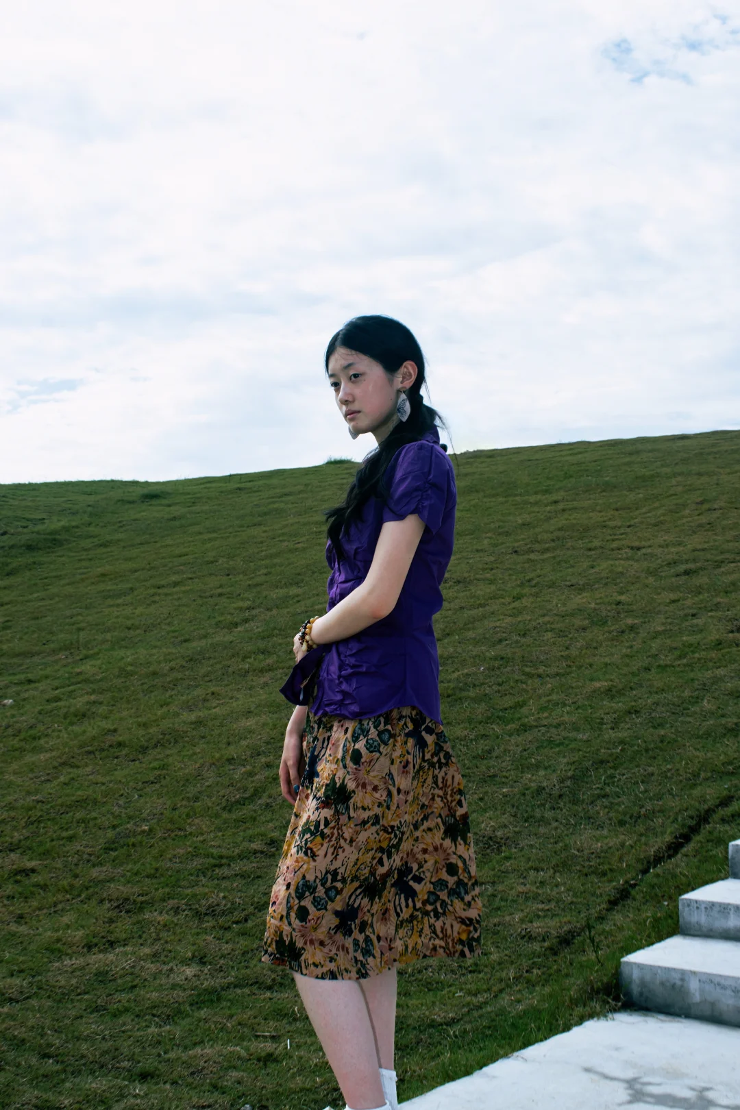 她会让人想起辽阔的森林、原野和海洋