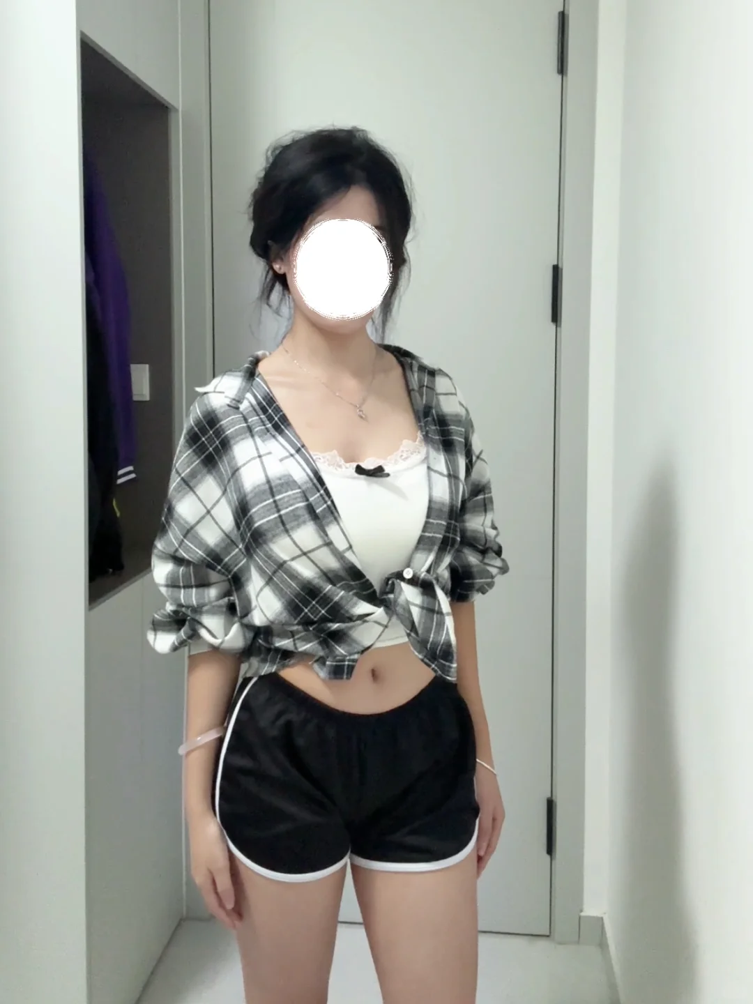 纯欲辣妹格纹叠穿法