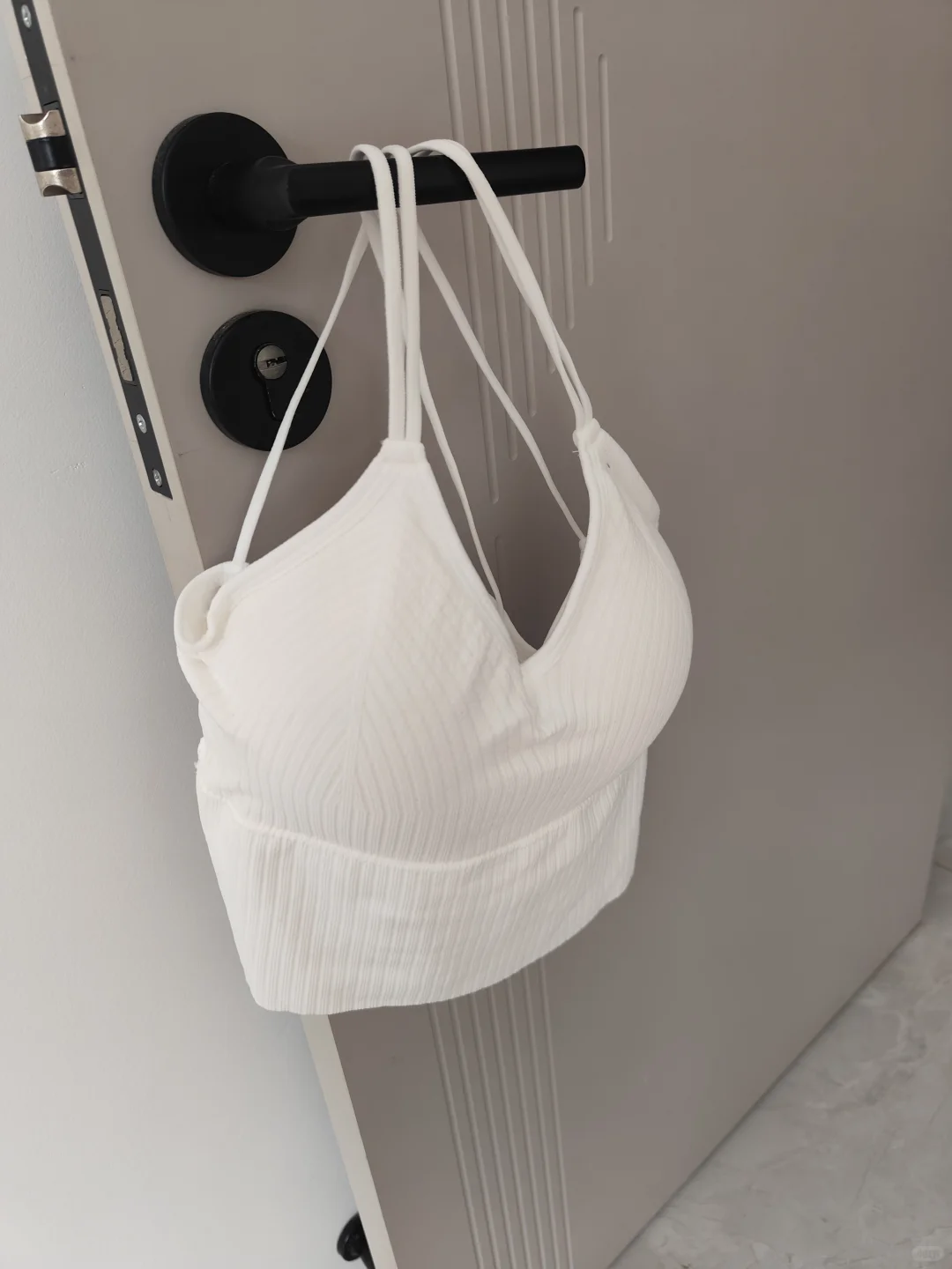 白色吊带背心的温柔日常