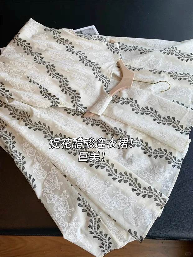 关于我买到件巨温柔显瘦的法式提花连衣裙