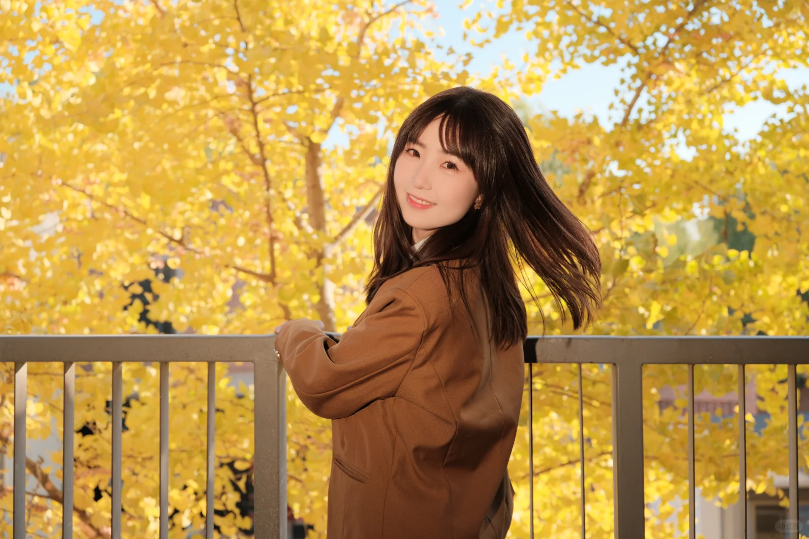 要和我一起走秋天的街吗？🍂