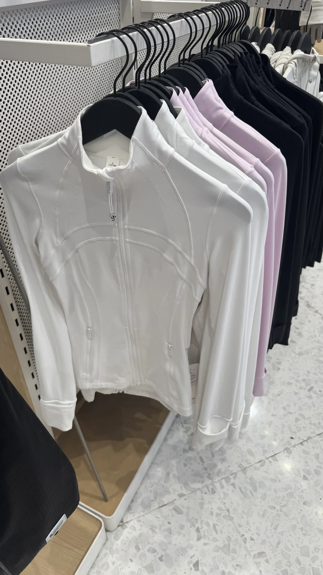 lulu define黑色0码，白色2码试穿。