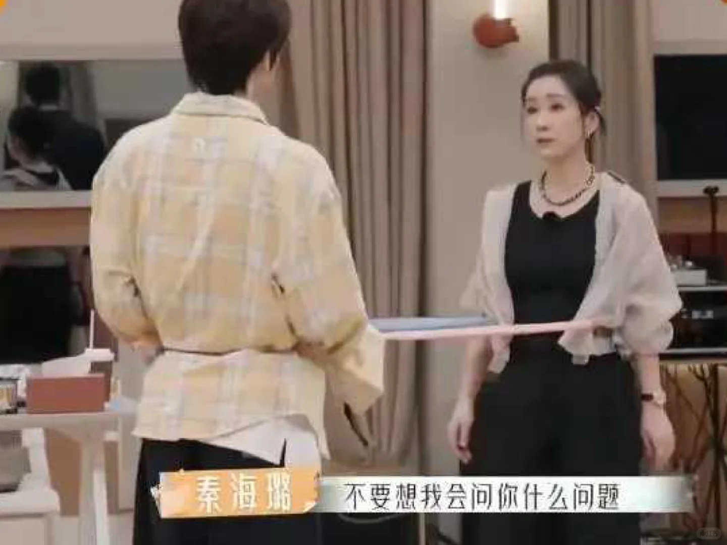 秦海璐教戏：弹力带间尽显媚态与专业