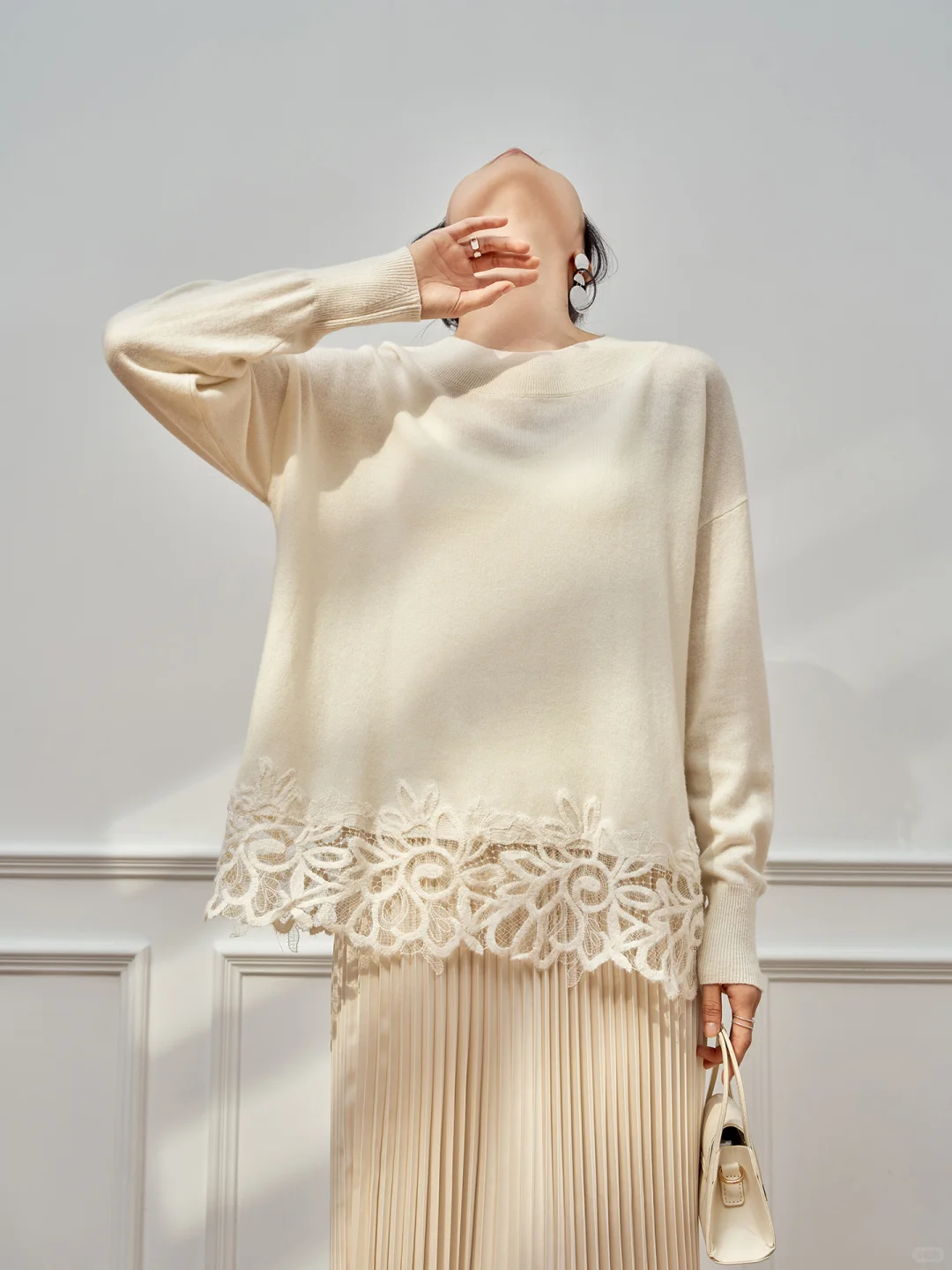 温柔到心巴的蕾丝拼接毛衣