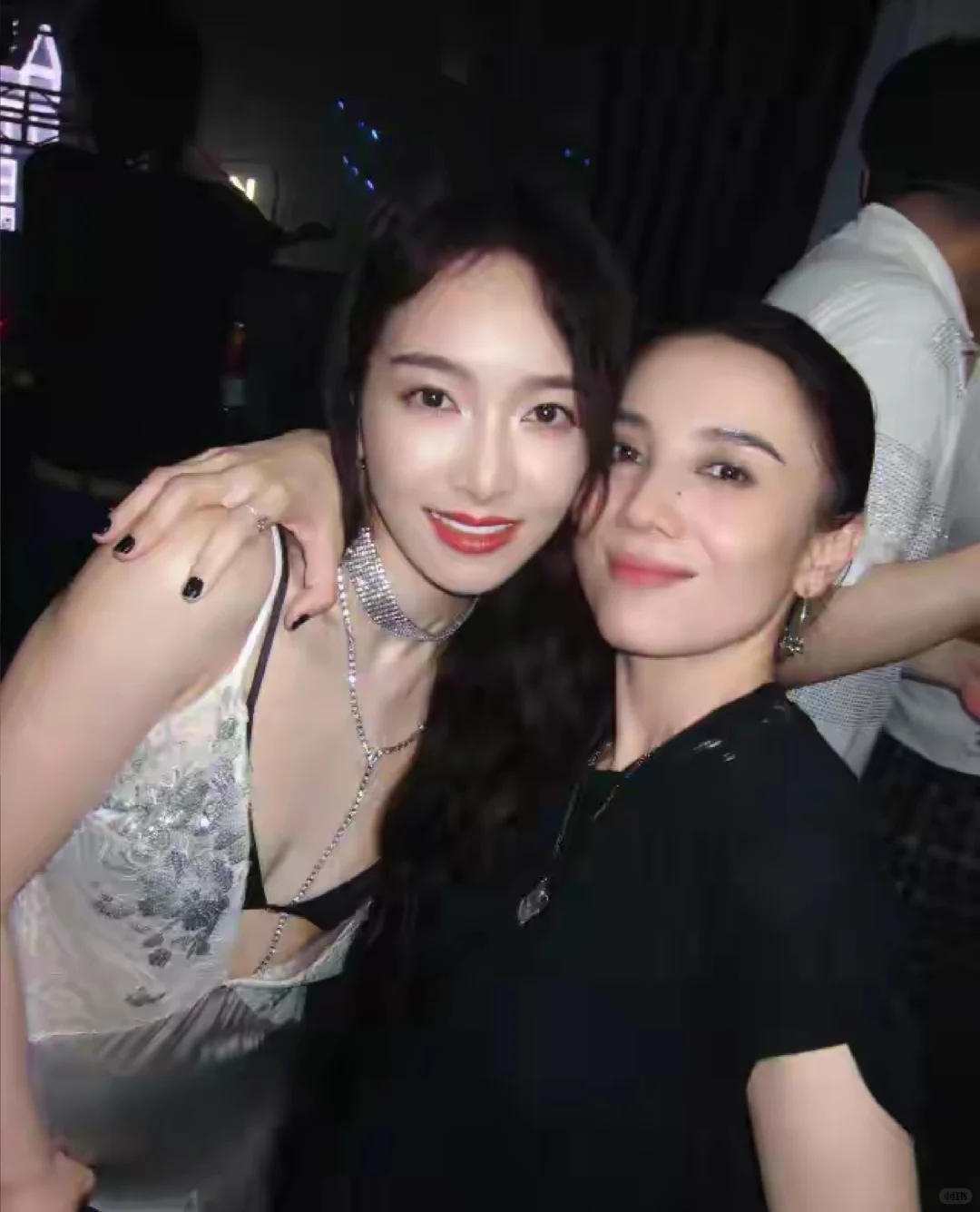 宋佳，充满野性的大胆写真，凹造型❤