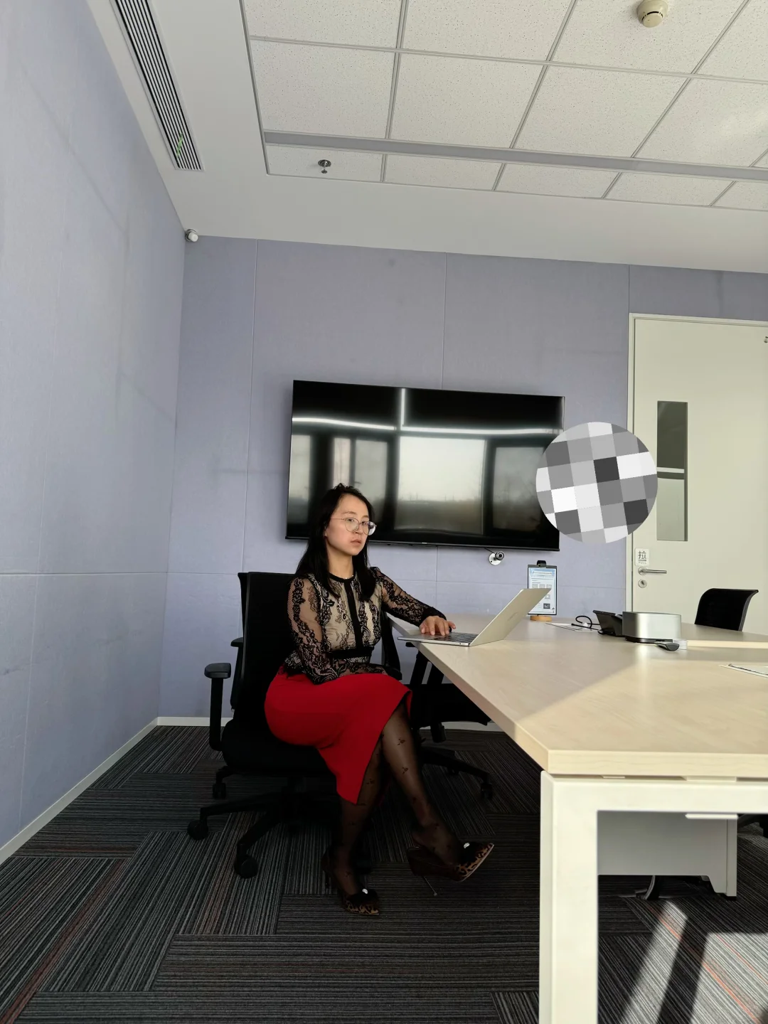 穿着黑色蕾丝和红裙来一组加班照