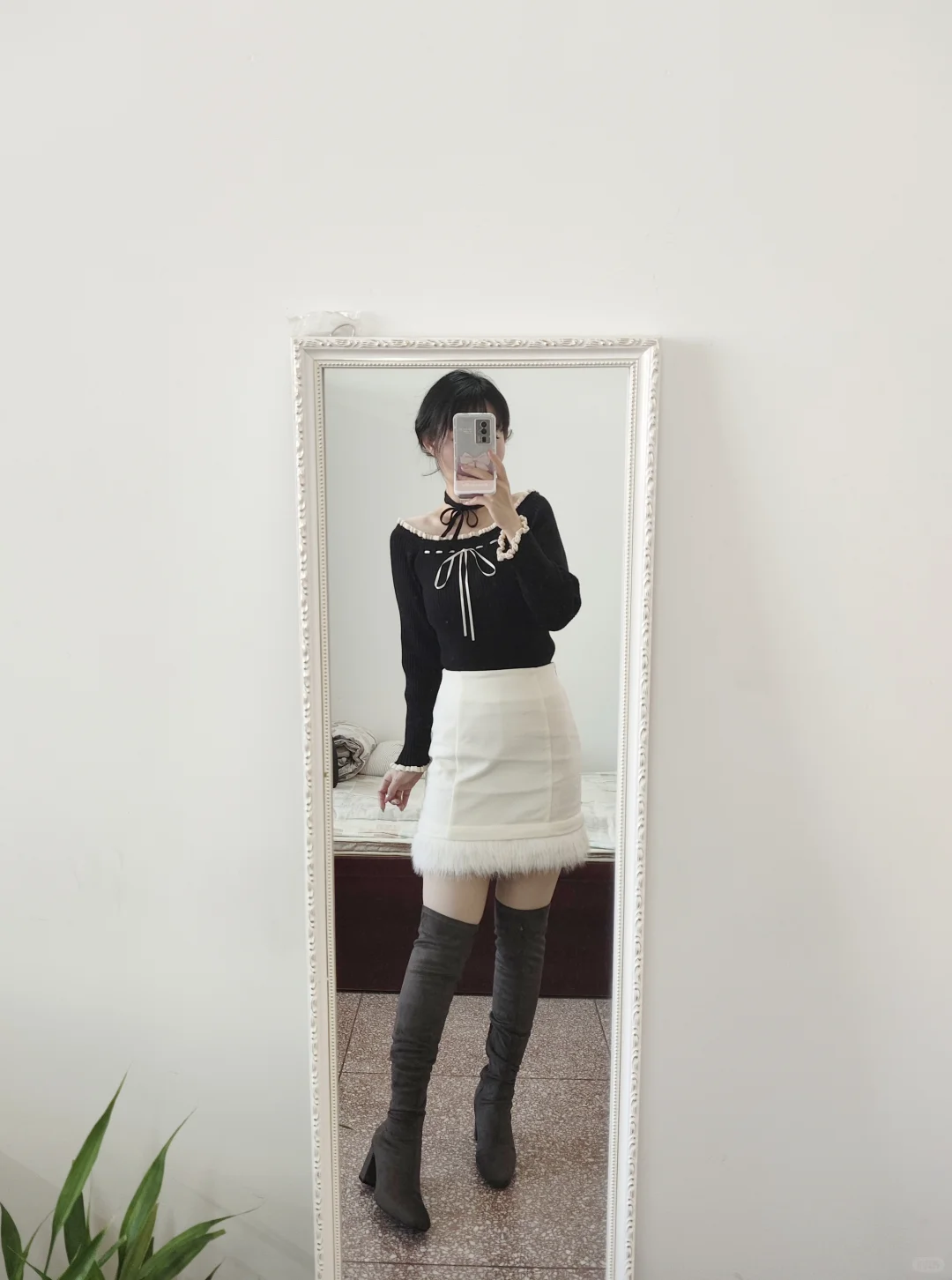 过膝靴包臀裙，今天是黑白配还是生椰拿铁