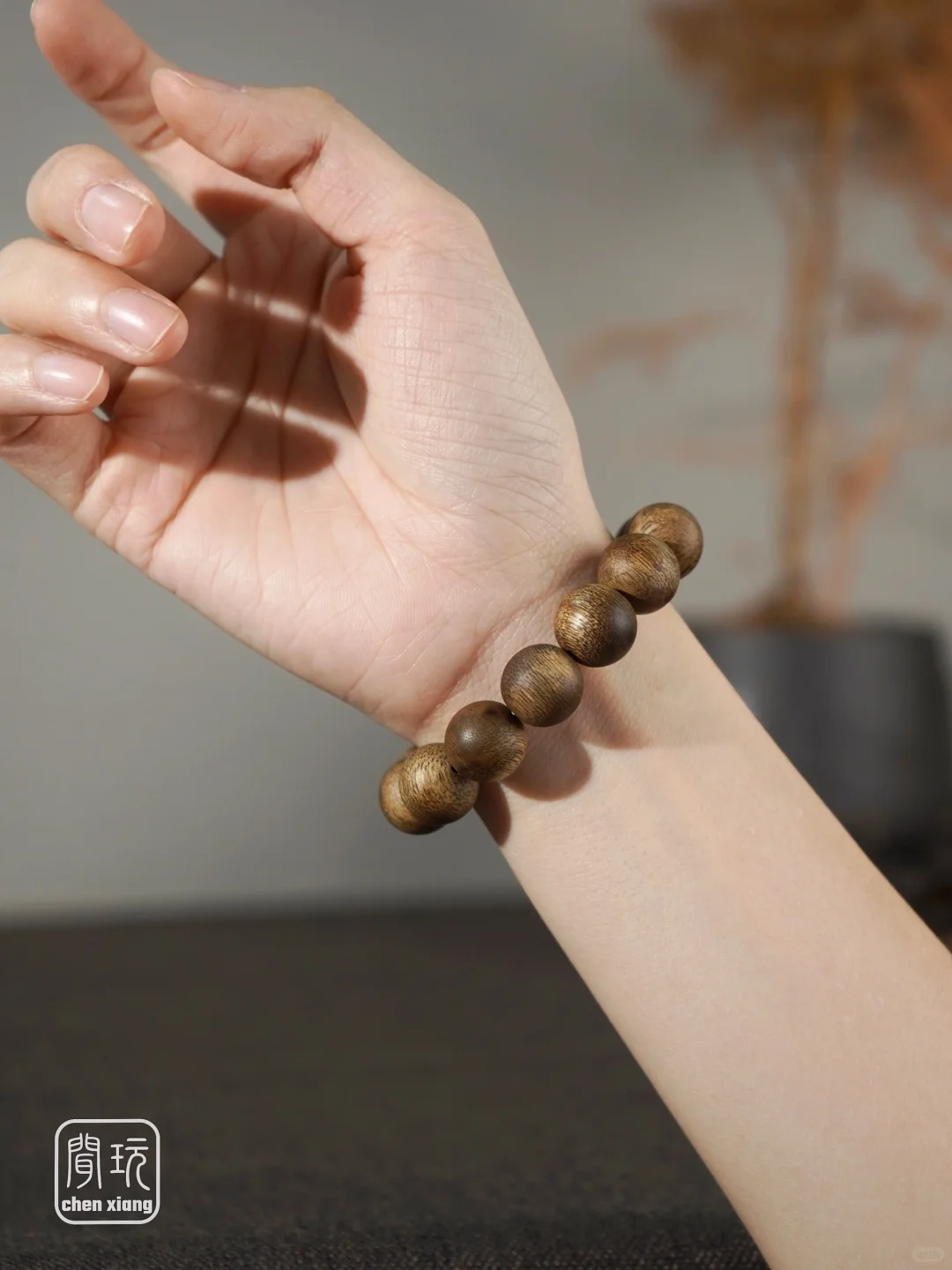 奶奶说，女子戴沉香手串既好看又有福气～