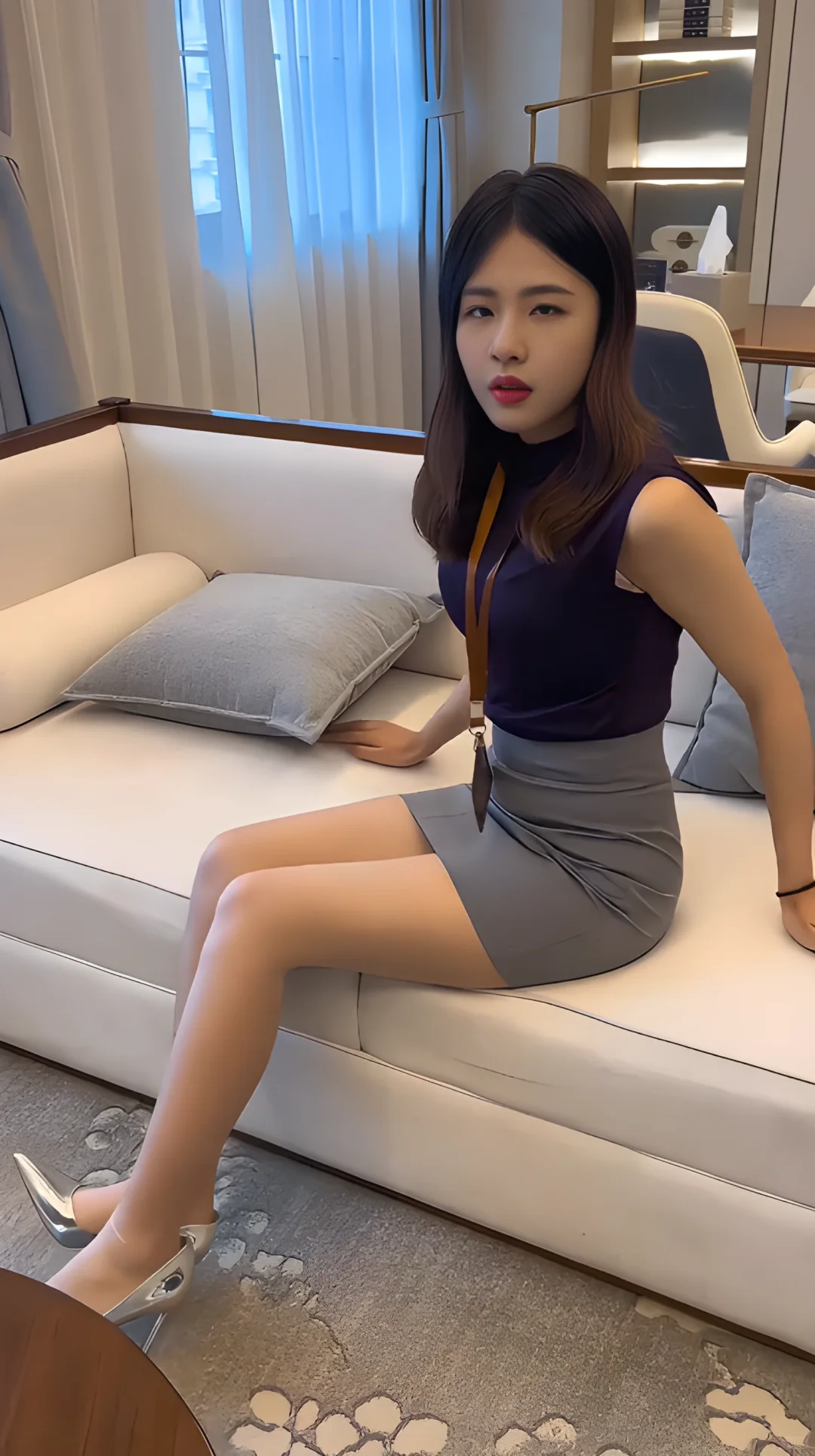 这套职业装看起来怎么样？