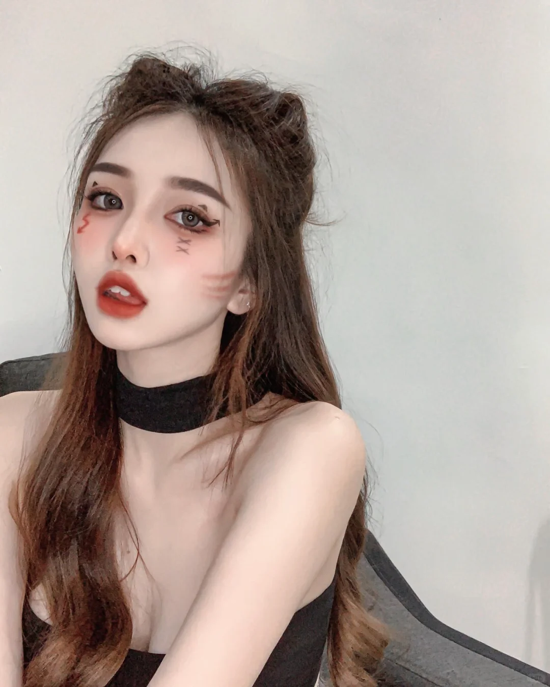 娇媚动人，心弦为之颤。