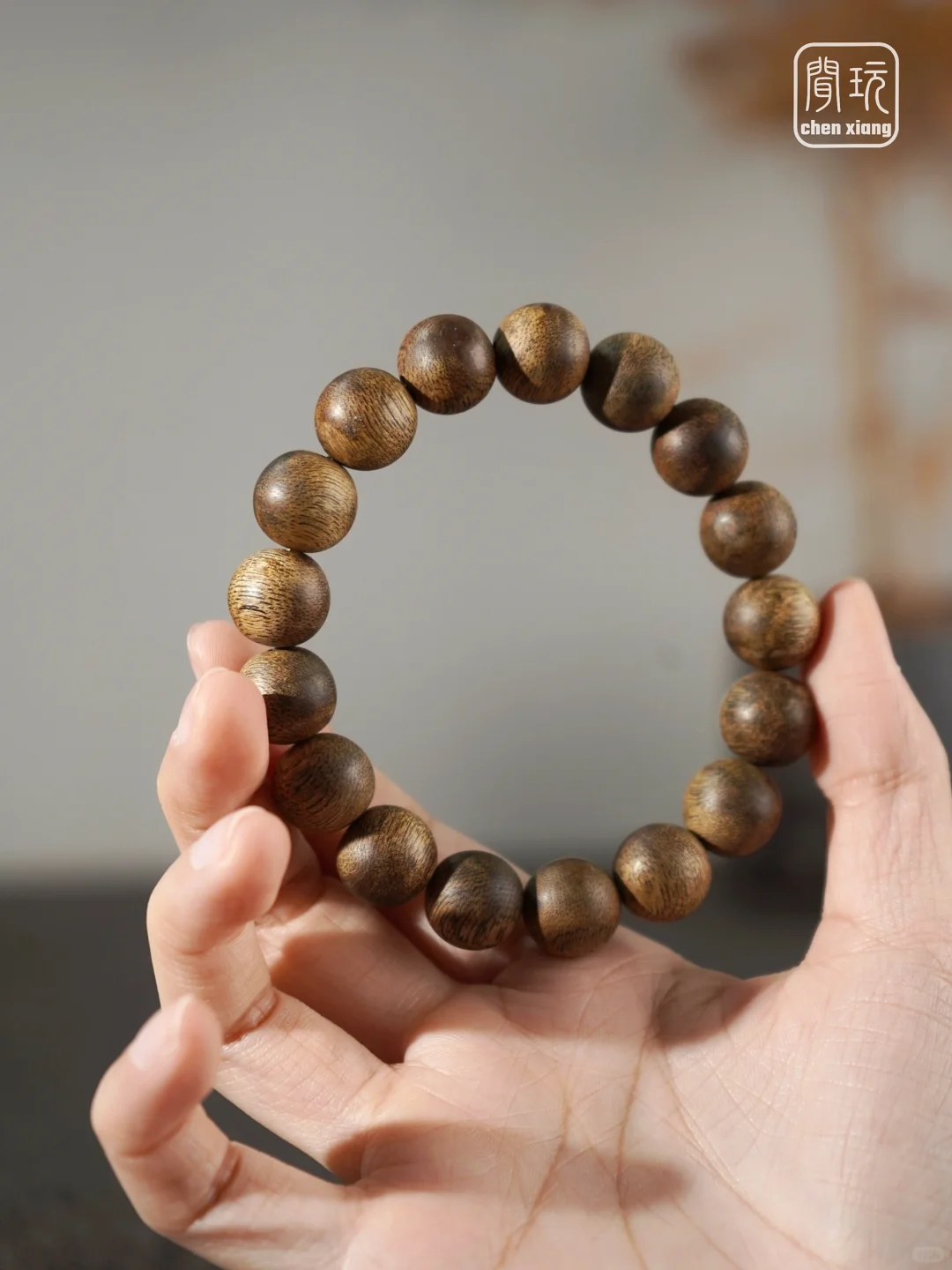 奶奶说，女子戴沉香手串既好看又有福气～