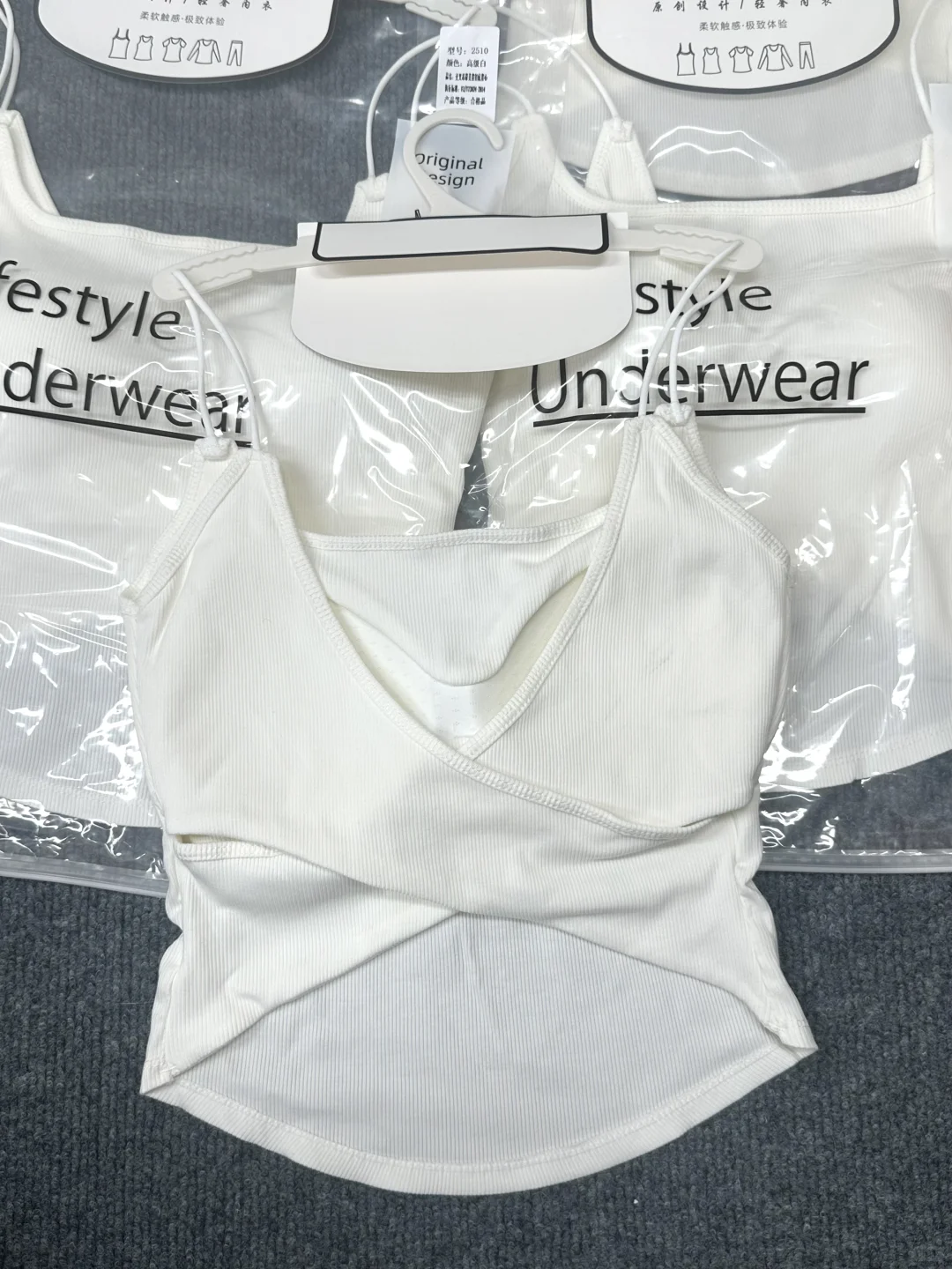 颜色基础款式就不基础的交叉吊带～