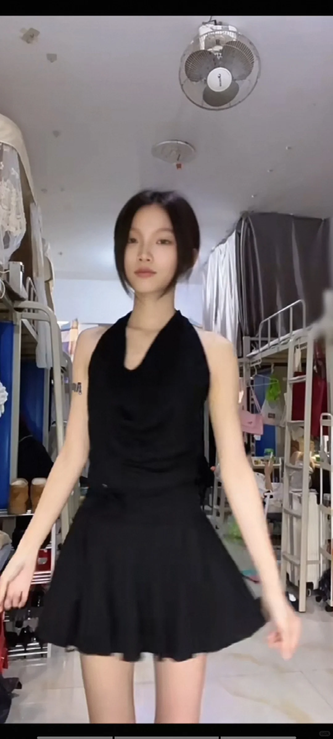💥29.9抢绝美小黑裙！宿舍自拍封神了！