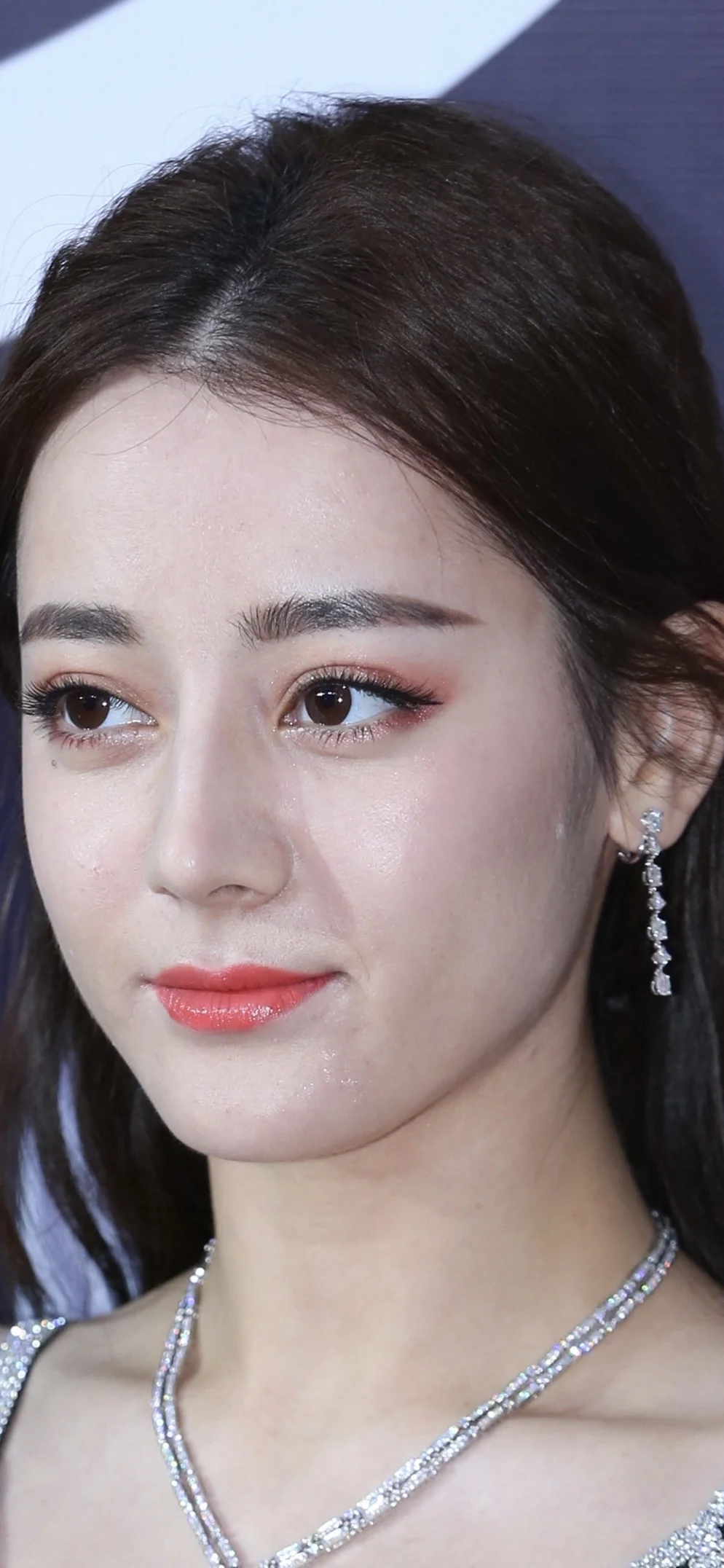 迪丽热巴绝美轮廓 皮肤状态真好 美的